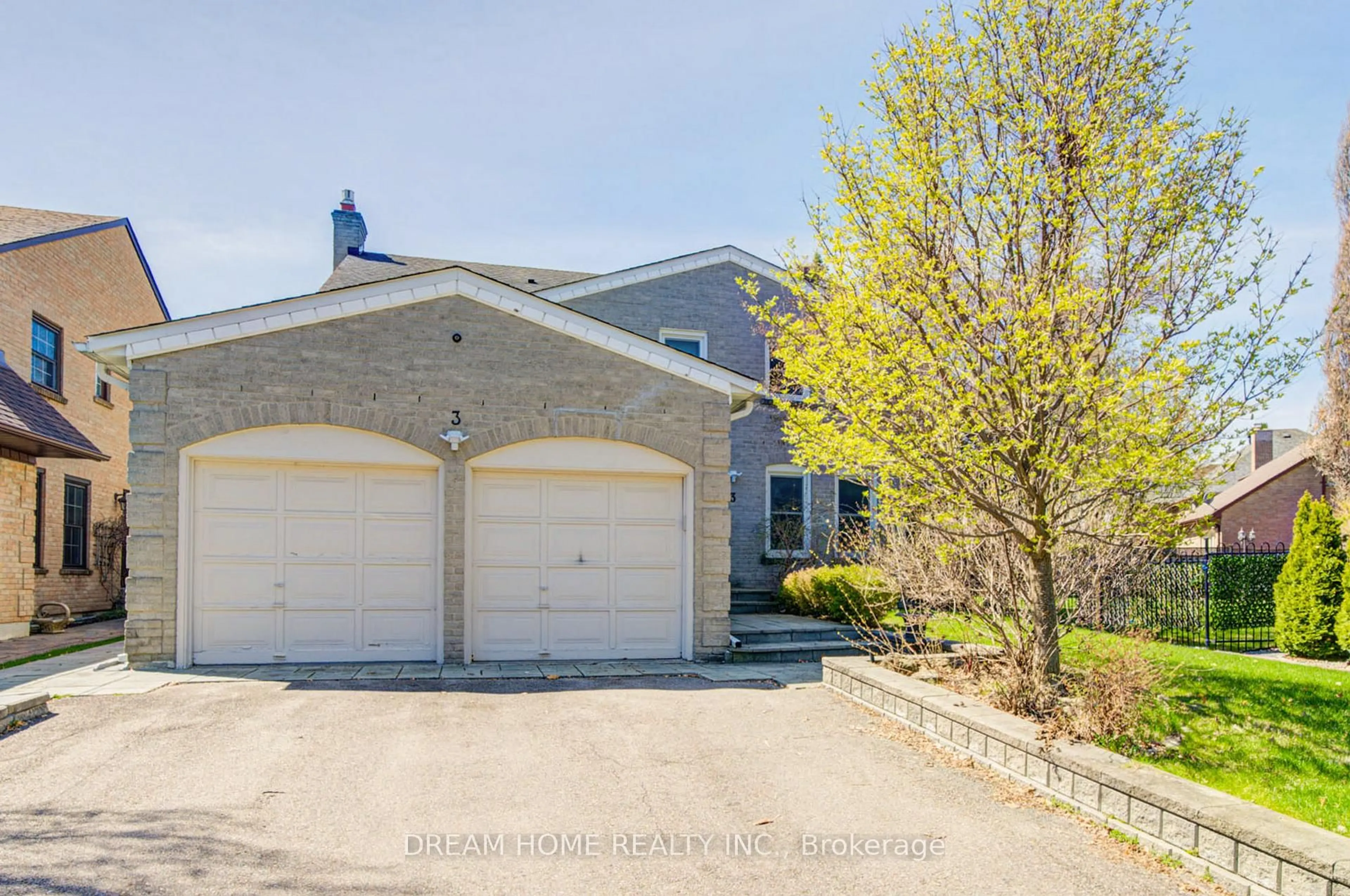 A pic from outside/outdoor area/front of a property/back of a property/a pic from drone, street for 3 Ferndell Circ, Markham Ontario L3R 3Y7