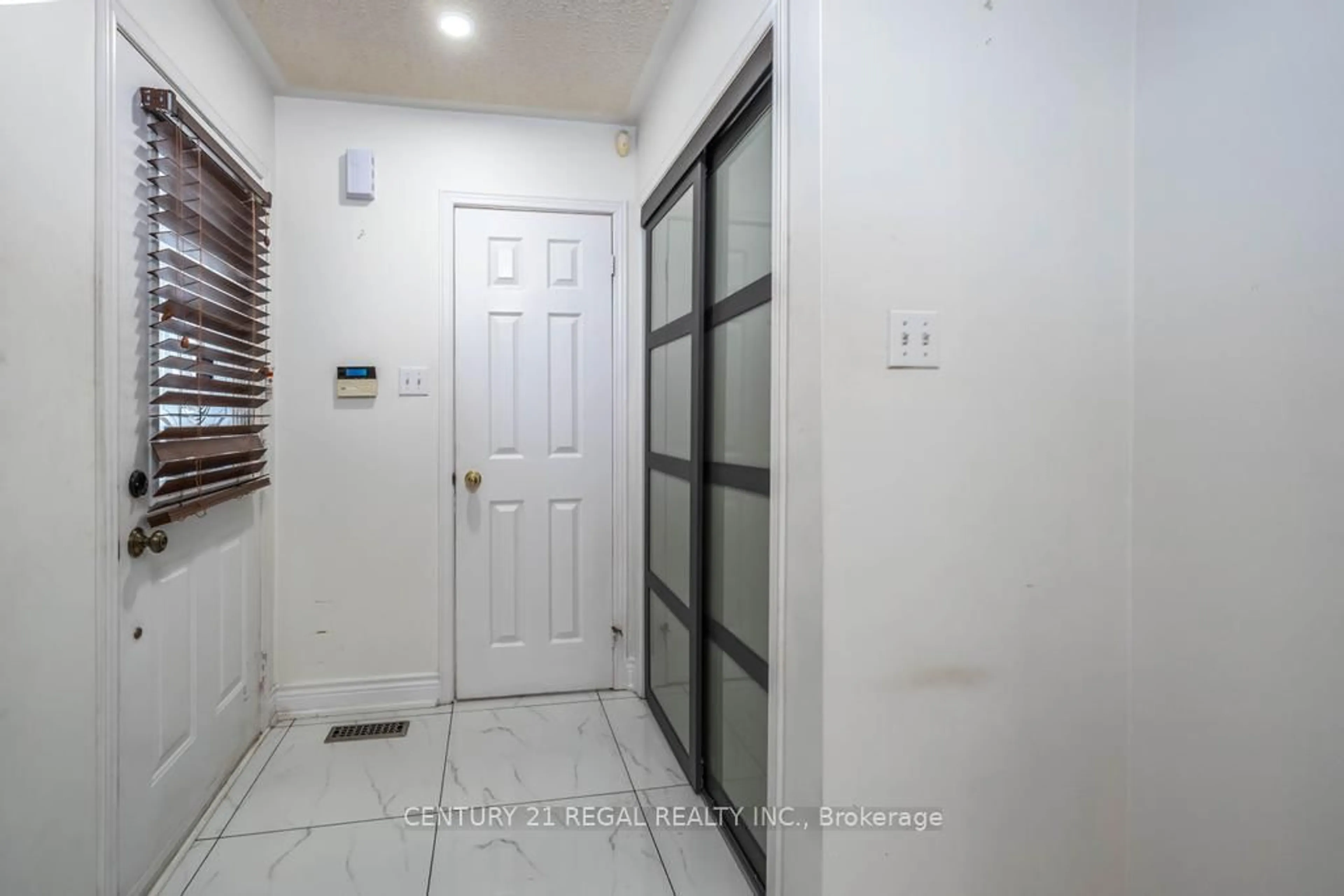 Indoor foyer for 43 Waterton Cres, Richmond Hill Ontario L4B 4L2