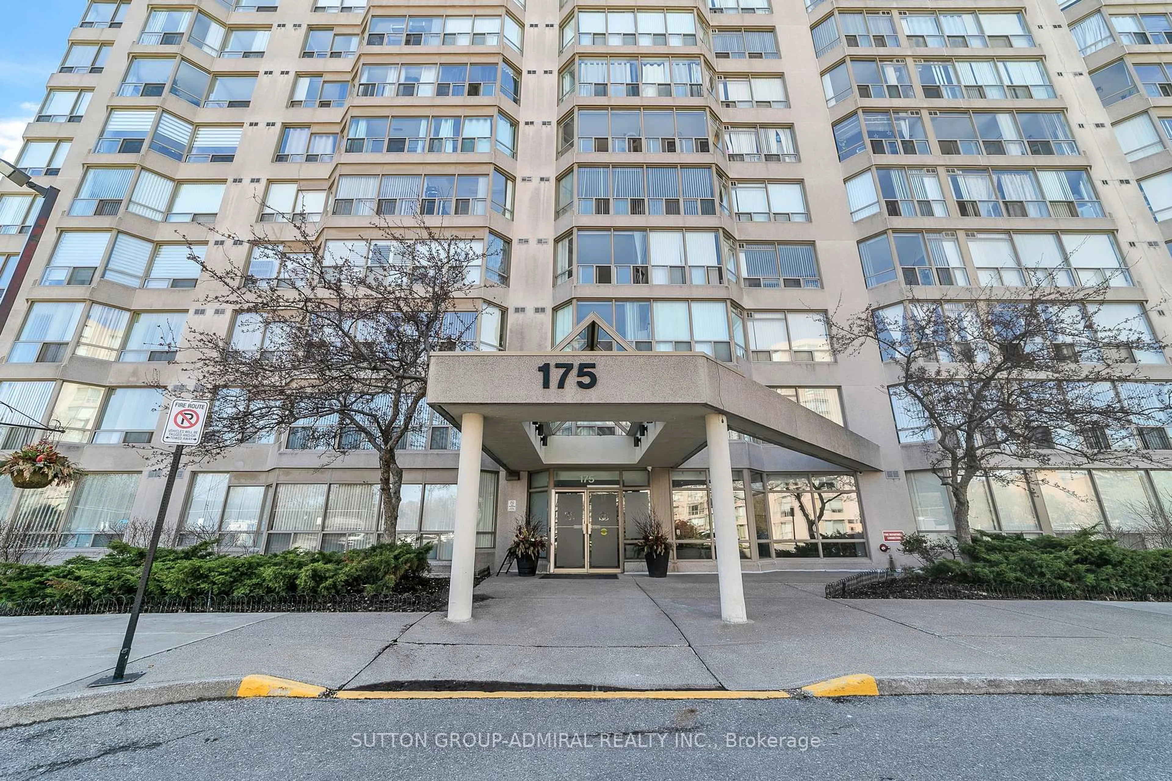 Indoor foyer for 175 Cedar Ave #812, Richmond Hill Ontario L4C 9V3