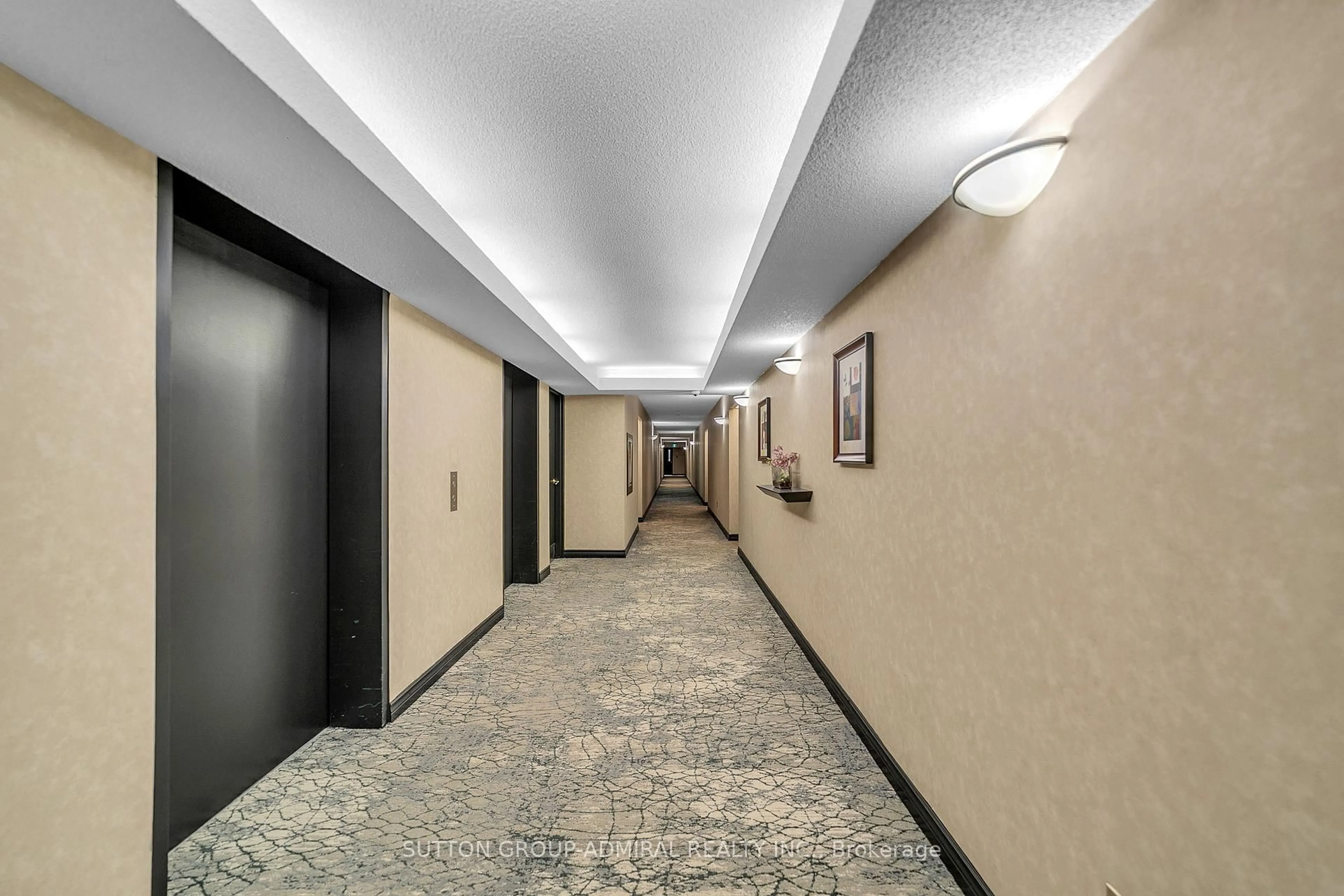 Indoor foyer for 175 Cedar Ave #812, Richmond Hill Ontario L4C 9V3