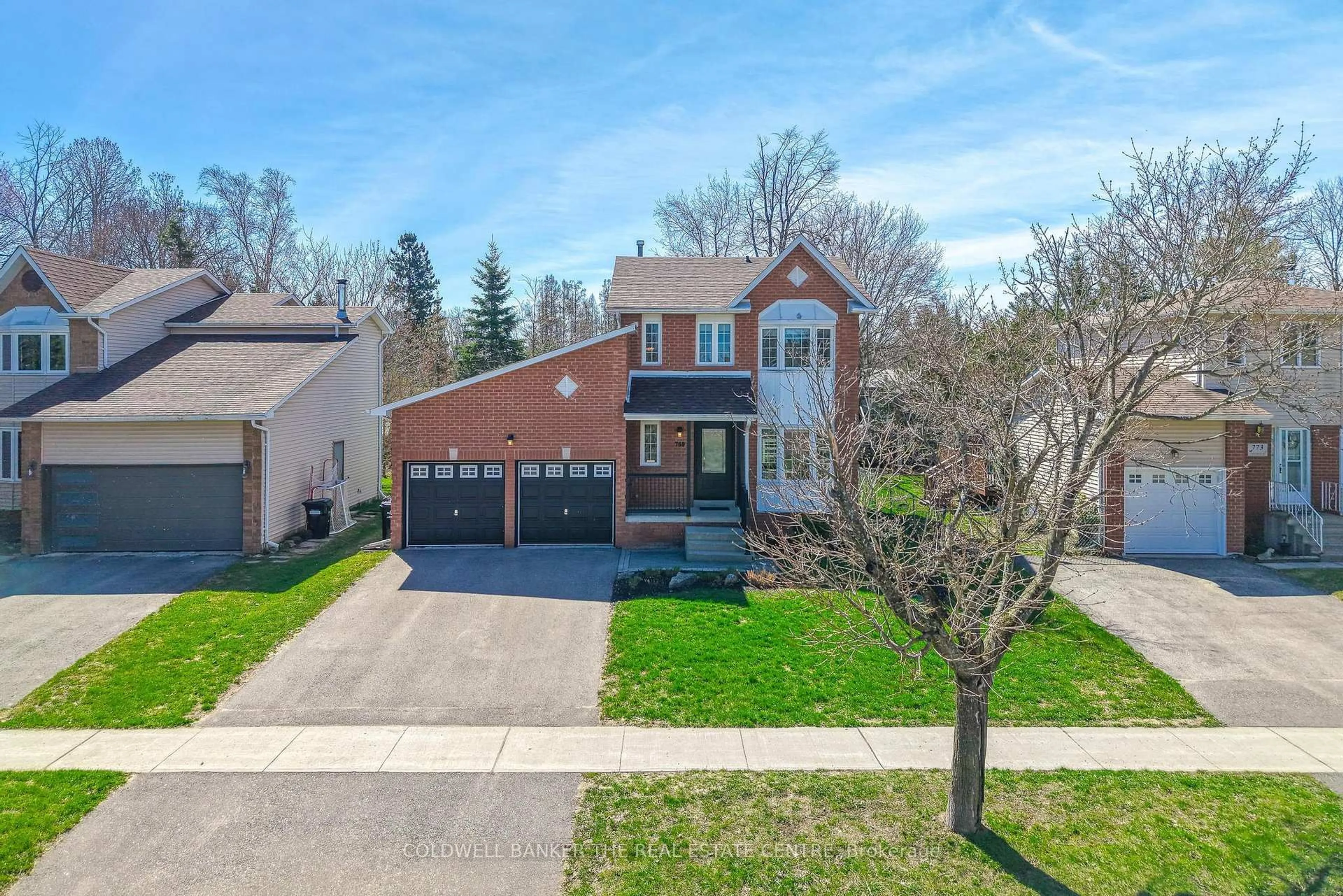 A pic from outside/outdoor area/front of a property/back of a property/a pic from drone, street for 769 Candaras St, Innisfil Ontario L9S 2H1