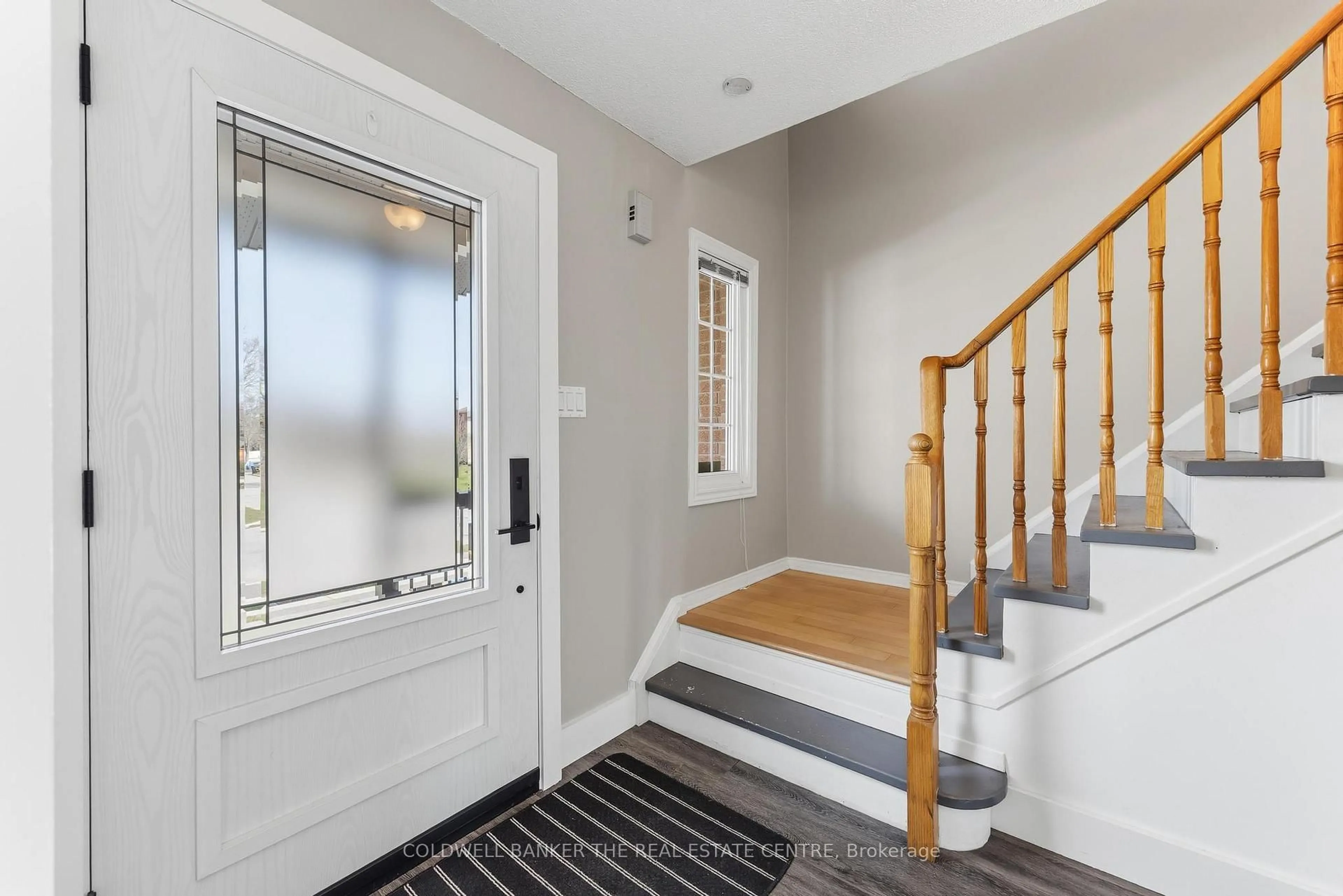 Indoor entryway for 769 Candaras St, Innisfil Ontario L9S 2H1
