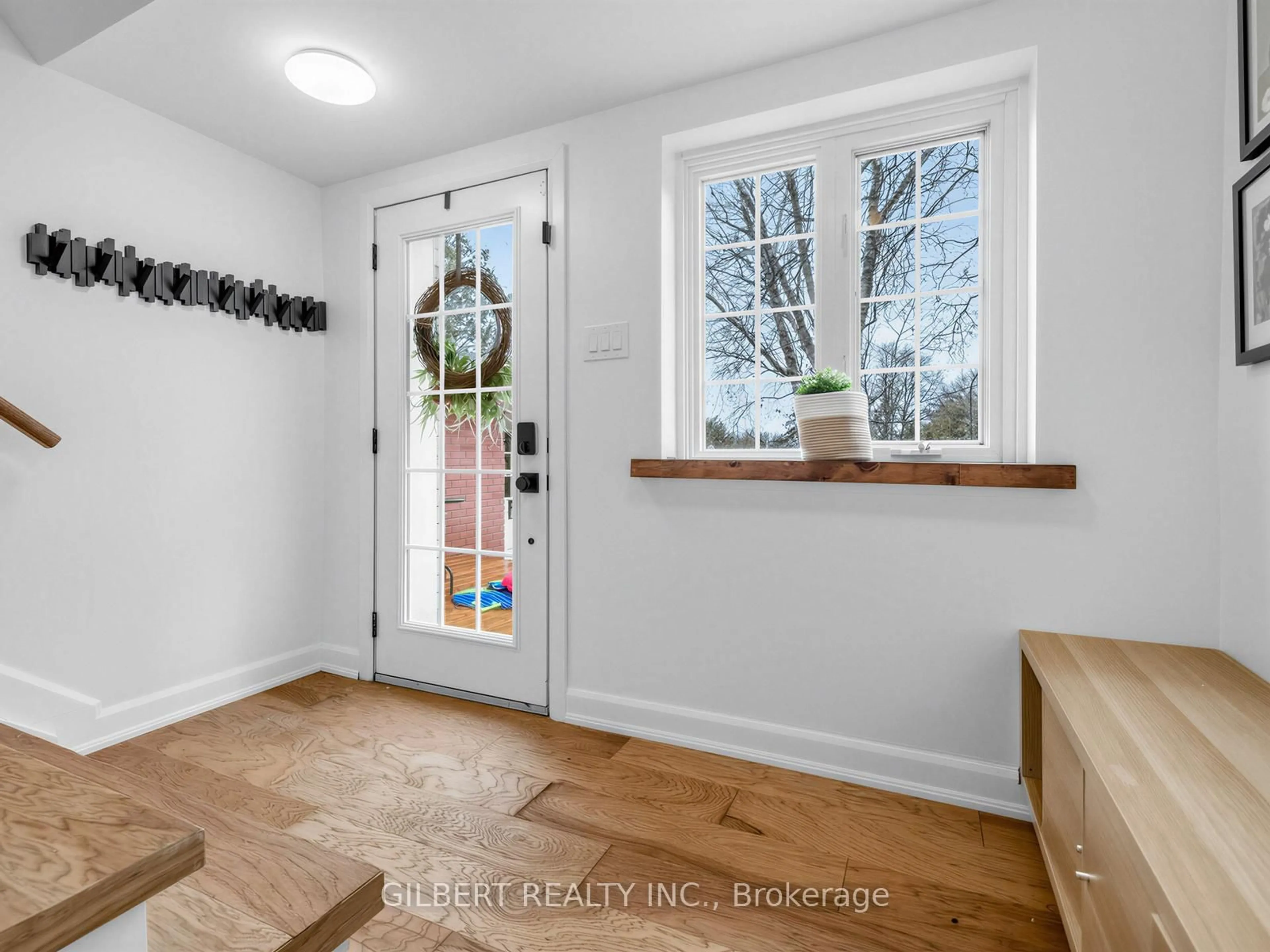 Indoor entryway for 313 winnifred Dr, Georgina Ontario L4P 3B4