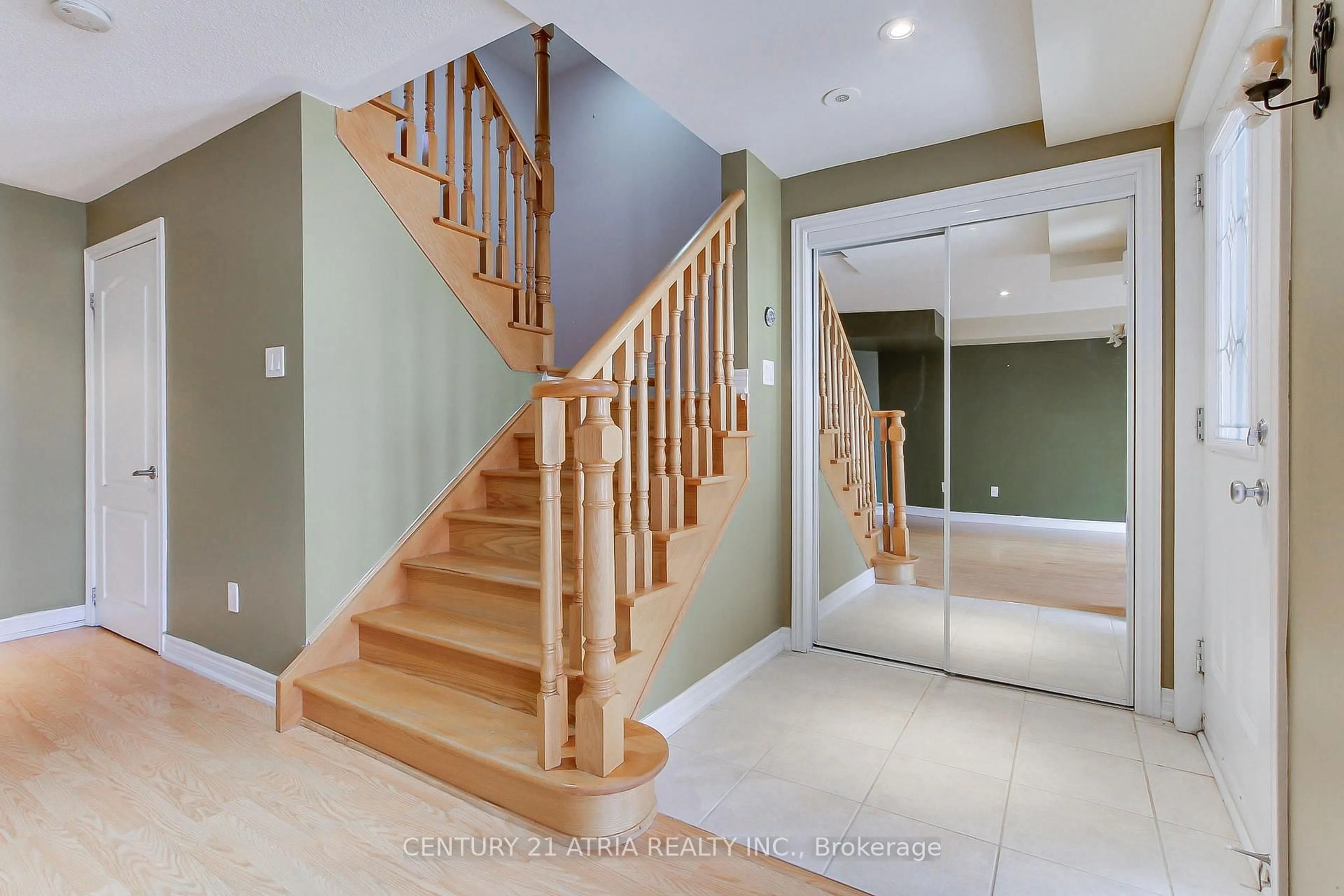 Stairs for 163 Zokol Dr, Aurora Ontario L4G 0C4