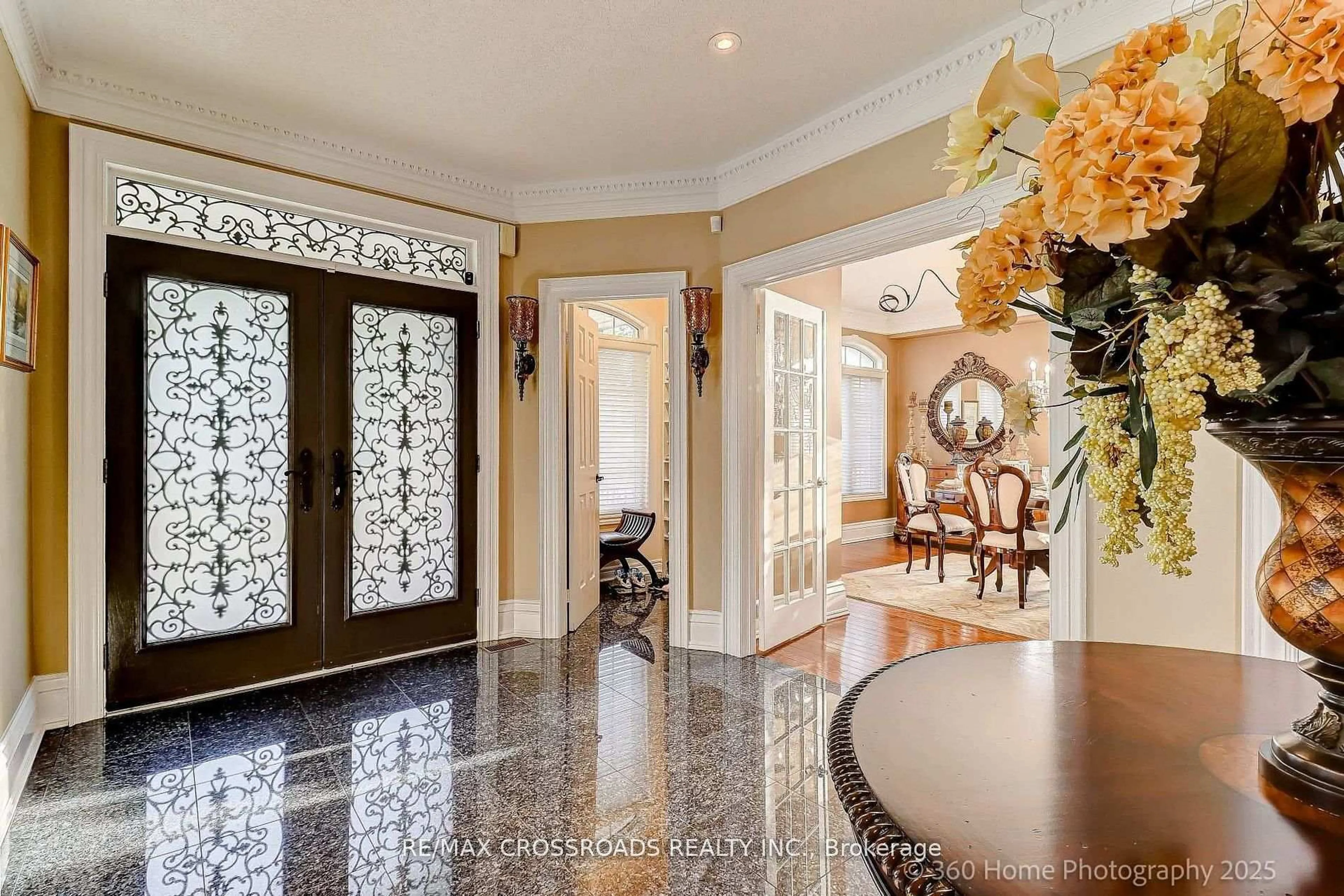 Indoor foyer for 2 Mumberson Crt, Markham Ontario L6C 1Y4