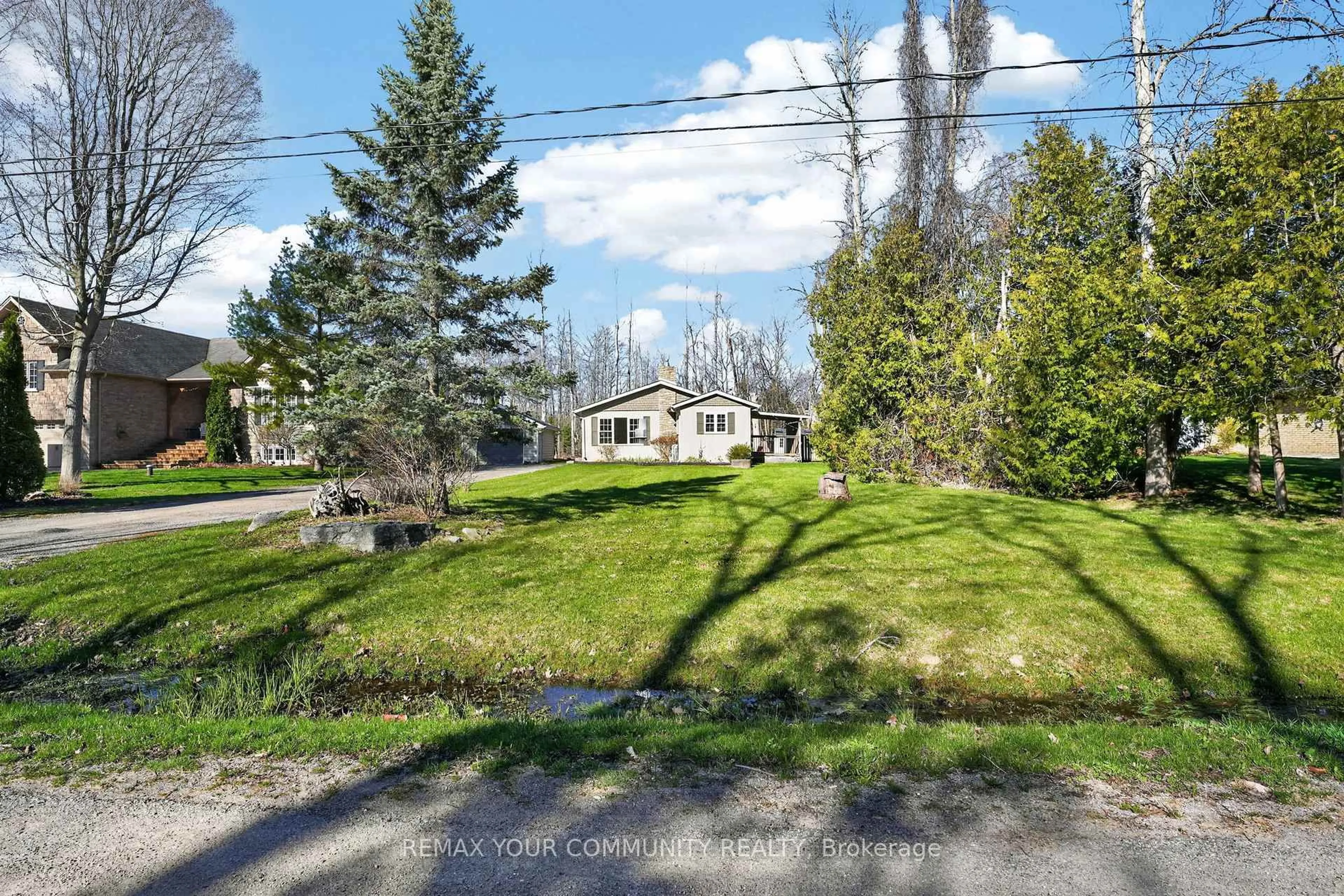 A pic from outside/outdoor area/front of a property/back of a property/a pic from drone, street for 3816 30th Sdrd, Innisfil Ontario L9S 2Y4