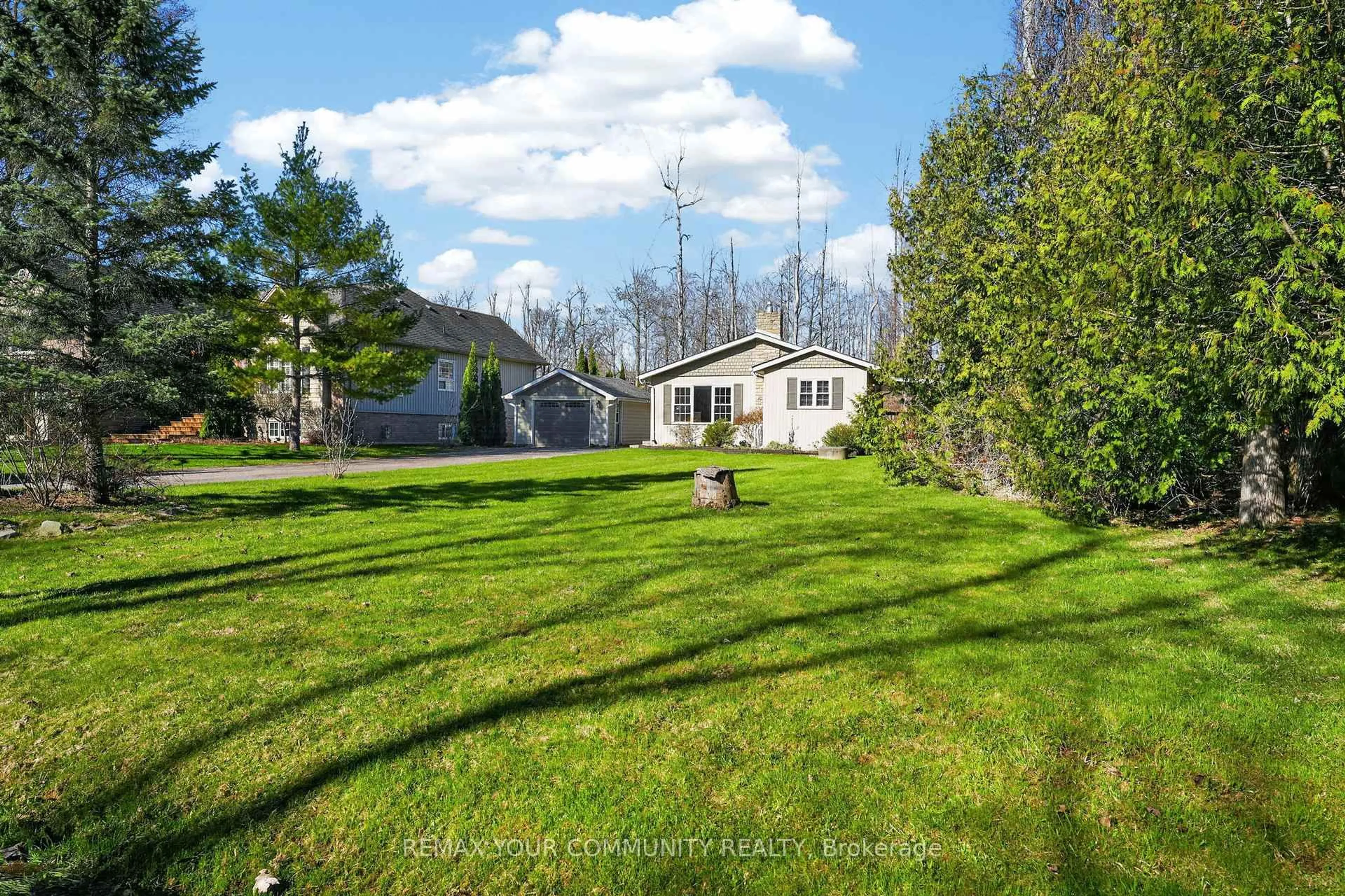 A pic from outside/outdoor area/front of a property/back of a property/a pic from drone, unknown for 3816 30th Sdrd, Innisfil Ontario L9S 2Y4