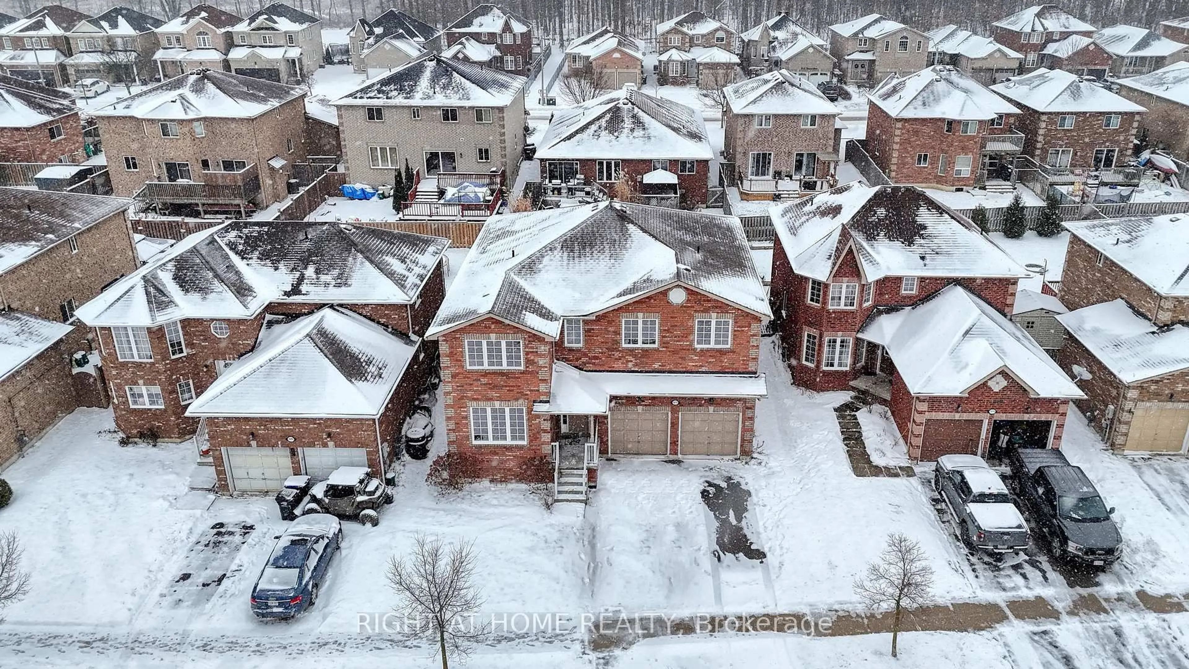 A pic from outside/outdoor area/front of a property/back of a property/a pic from drone, street for 1215 Lowrie St, Innisfil Ontario L9S 0E5