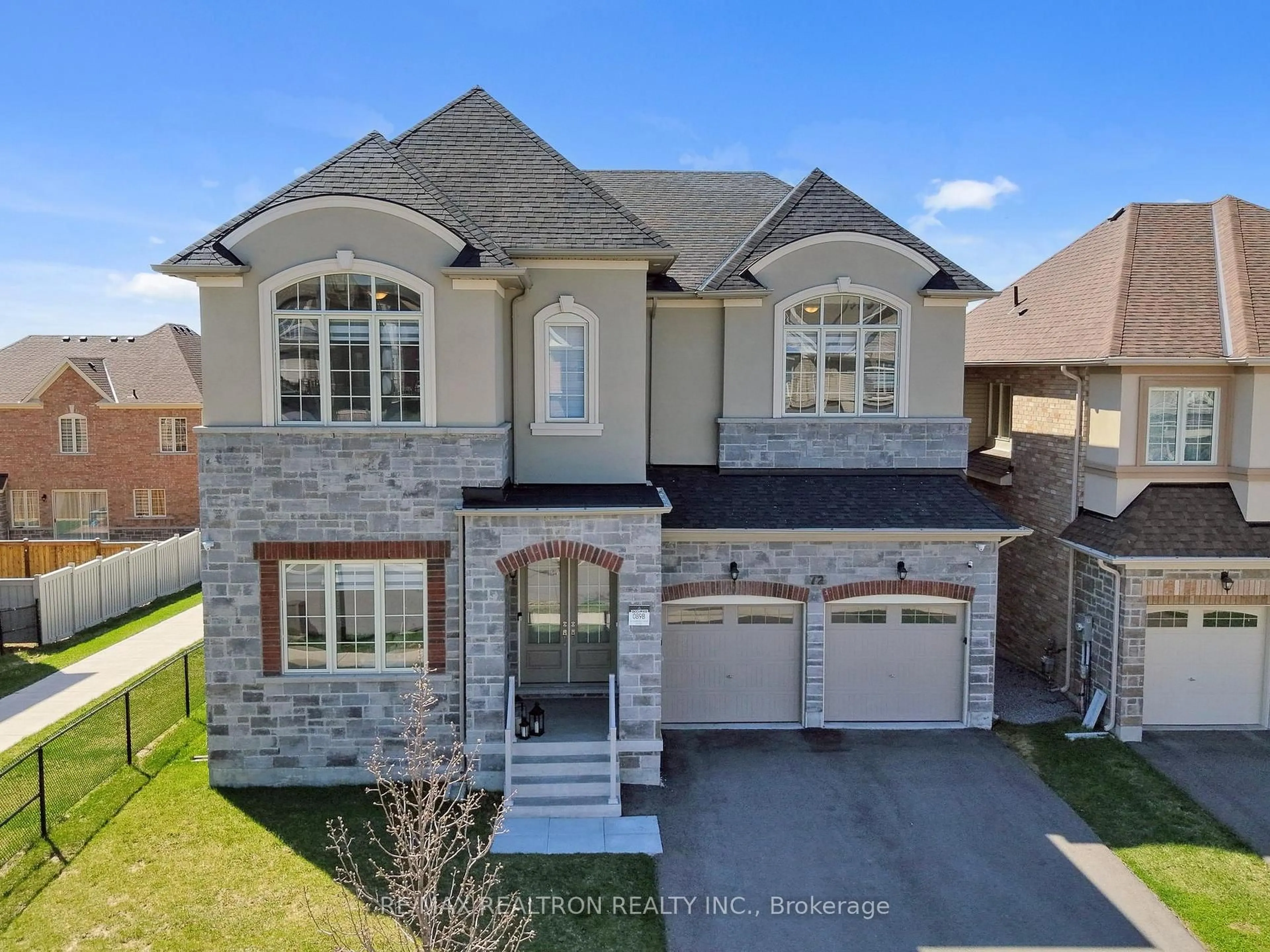 Home with brick exterior material, street for 72 Carriage Shop Bend, East Gwillimbury Ontario L9N 0Y5