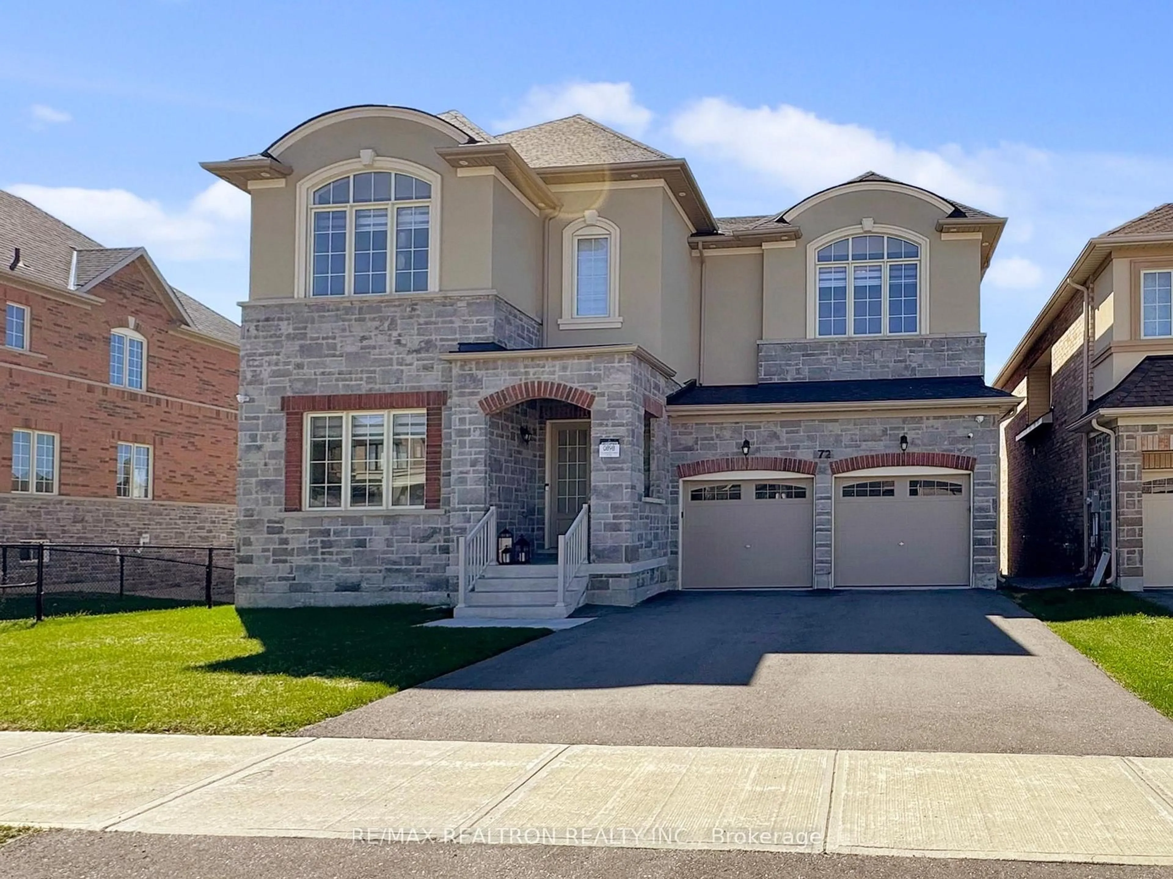 Home with brick exterior material, street for 72 Carriage Shop Bend, East Gwillimbury Ontario L9N 0Y5