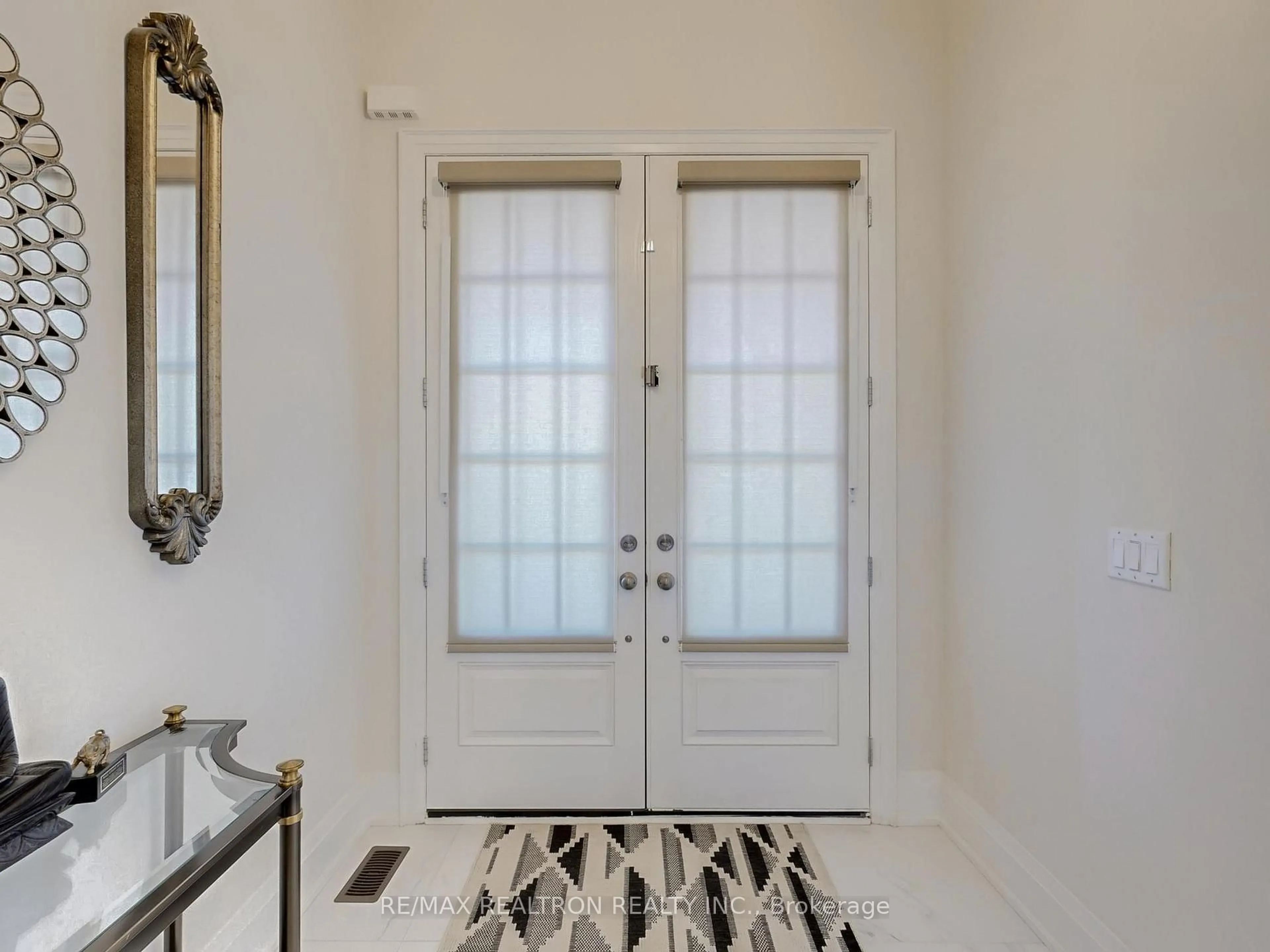 Indoor entryway for 72 Carriage Shop Bend, East Gwillimbury Ontario L9N 0Y5