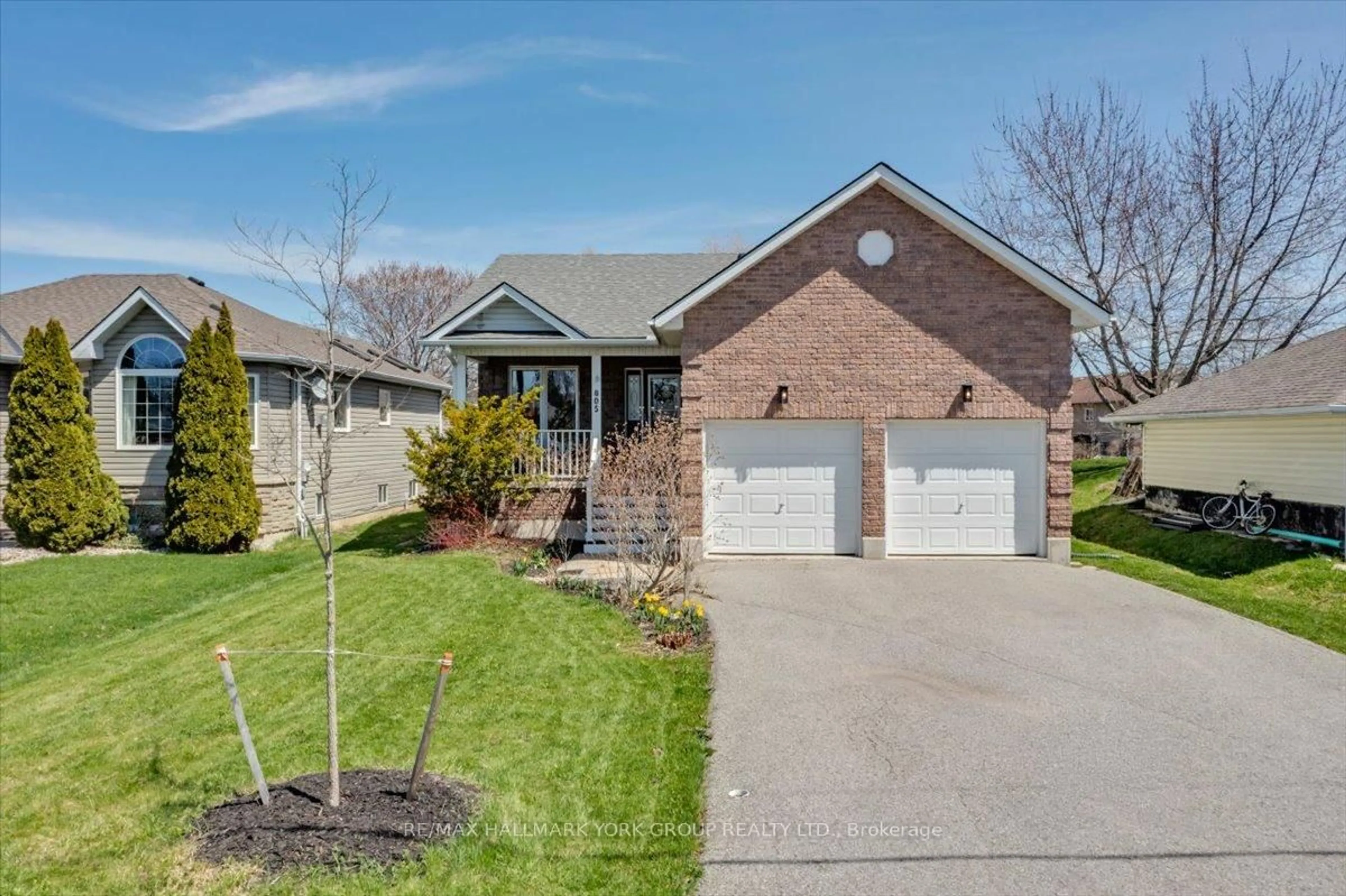 Home with brick exterior material, street for 805 Poplar Ave, Georgina Ontario L4P 3E9