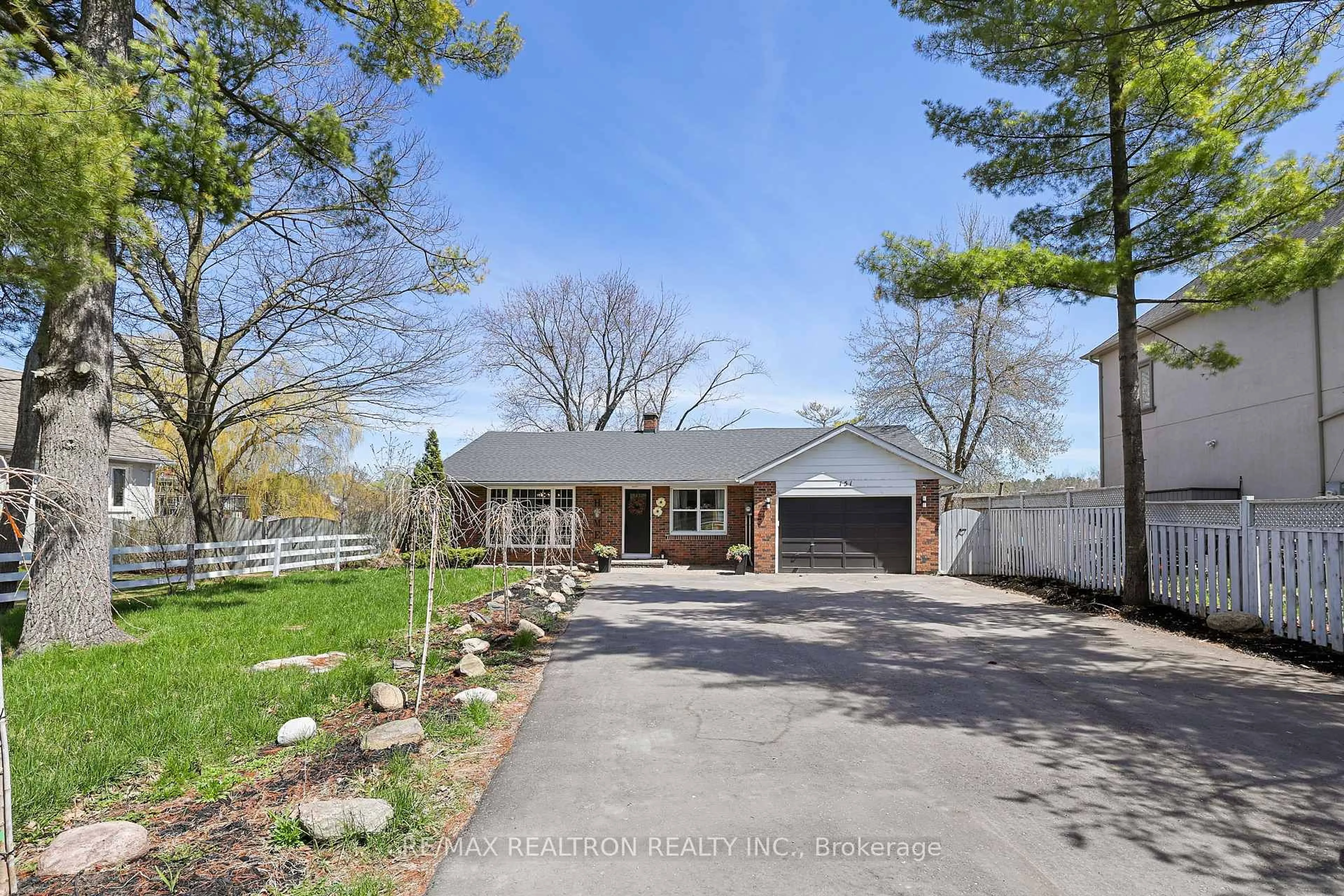 A pic from outside/outdoor area/front of a property/back of a property/a pic from drone, street for 151 Sand Rd, East Gwillimbury Ontario L9N 1J2