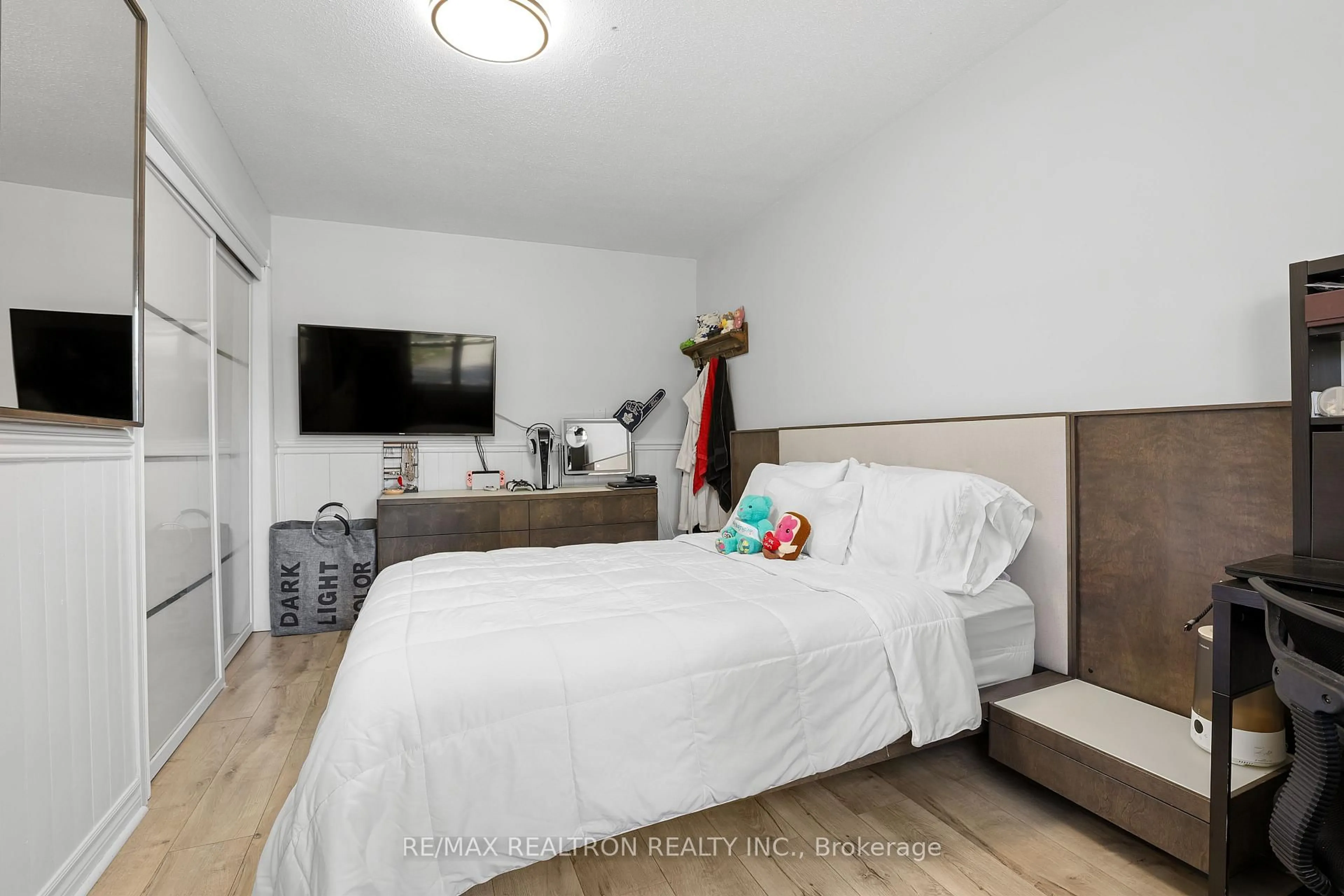 Bedroom with bed, wood/laminate floor for 151 Sand Rd, East Gwillimbury Ontario L9N 1J2