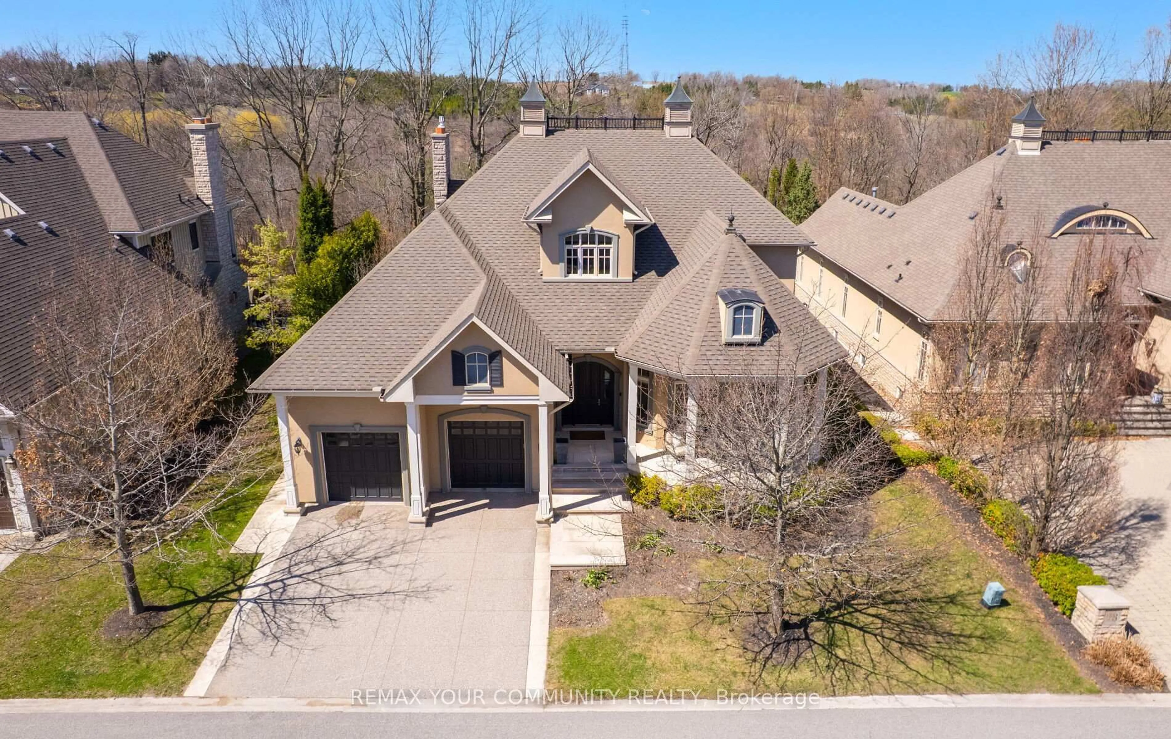 A pic from outside/outdoor area/front of a property/back of a property/a pic from drone, street for 102 Country Club Dr, King Ontario L7B 1M4