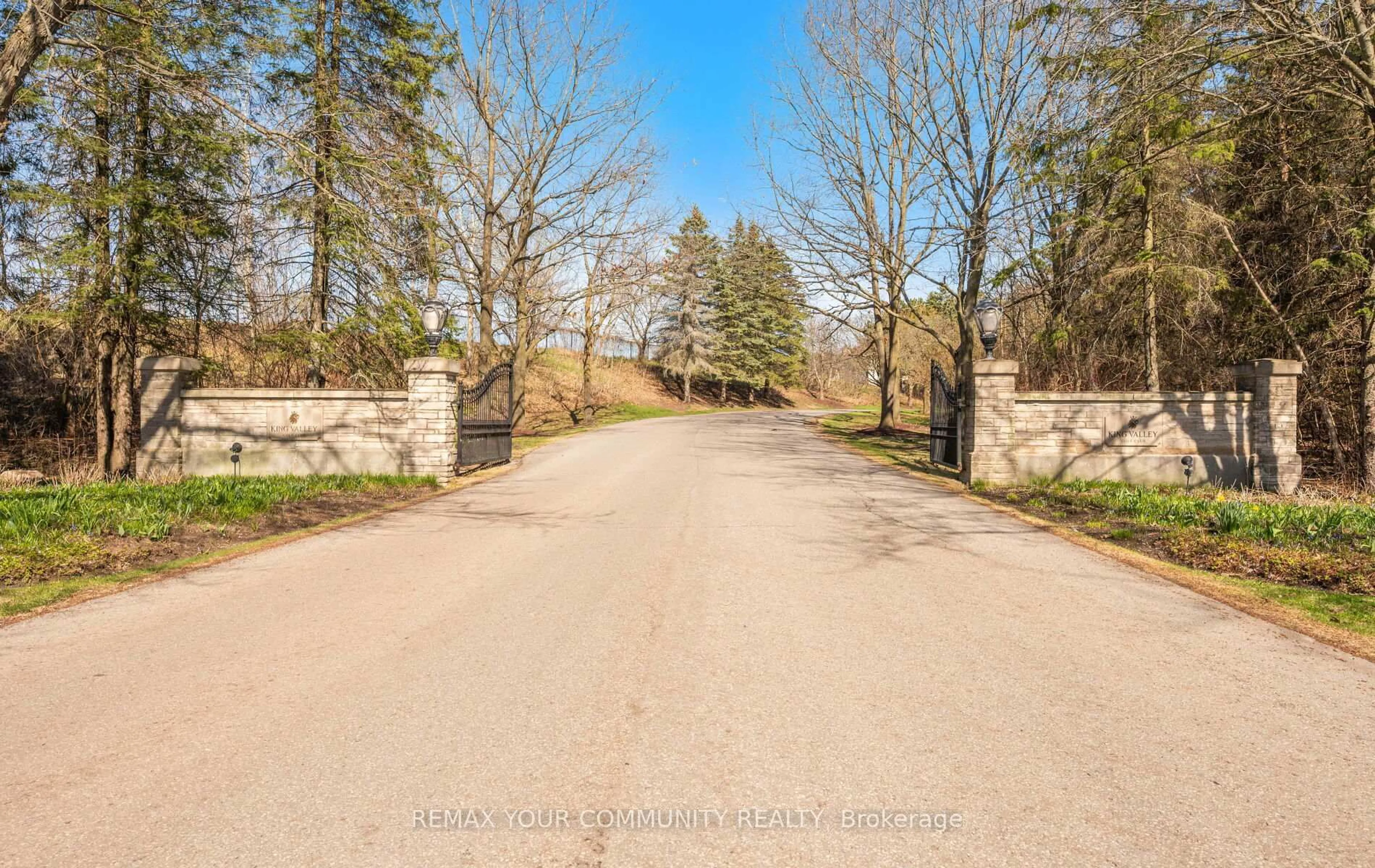 A pic from outside/outdoor area/front of a property/back of a property/a pic from drone, street for 102 Country Club Dr, King Ontario L7B 1M4