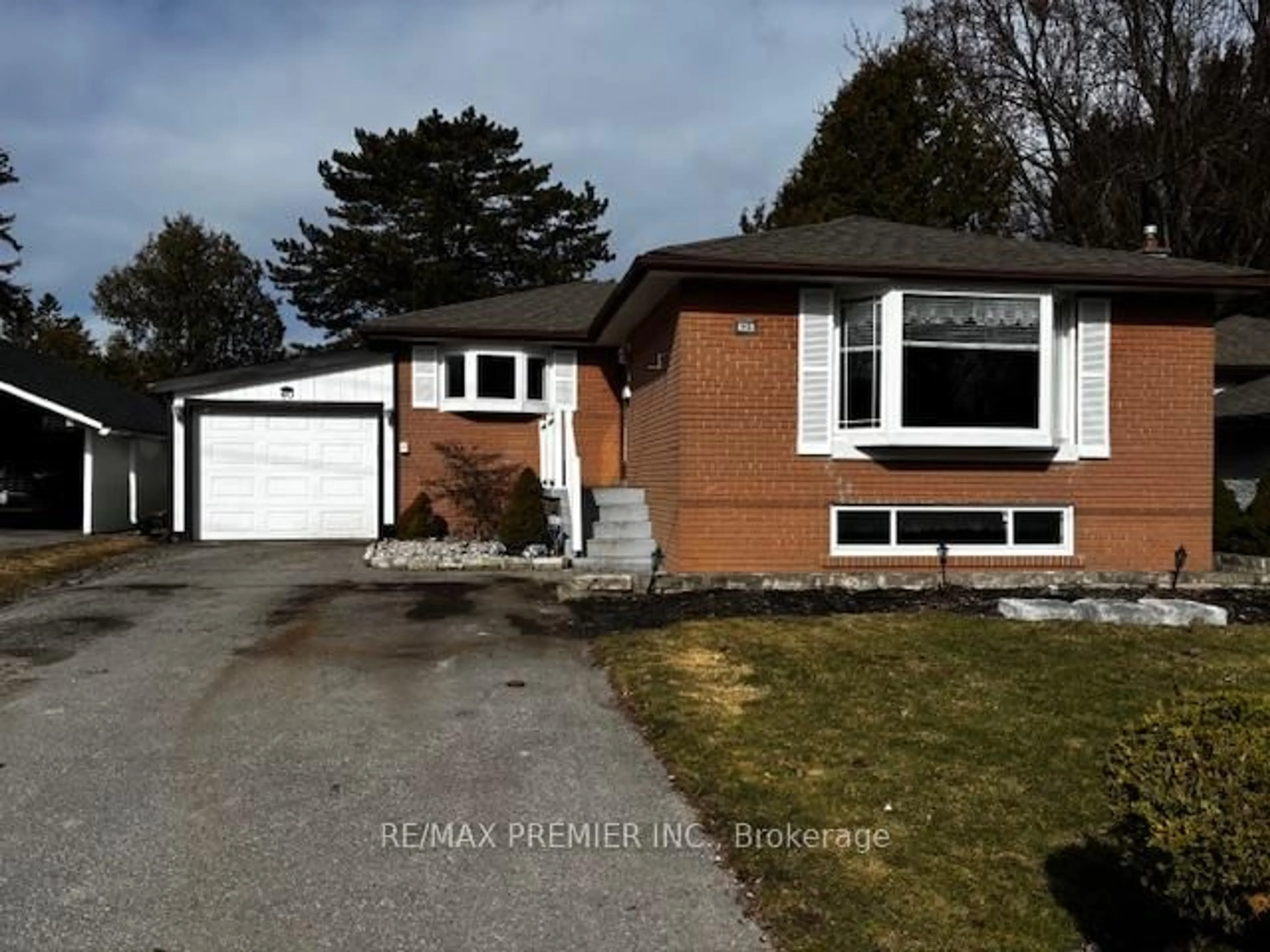 Home with vinyl exterior material, street for 40 Aurora Heights Dr, Aurora Ontario L4G 2W7
