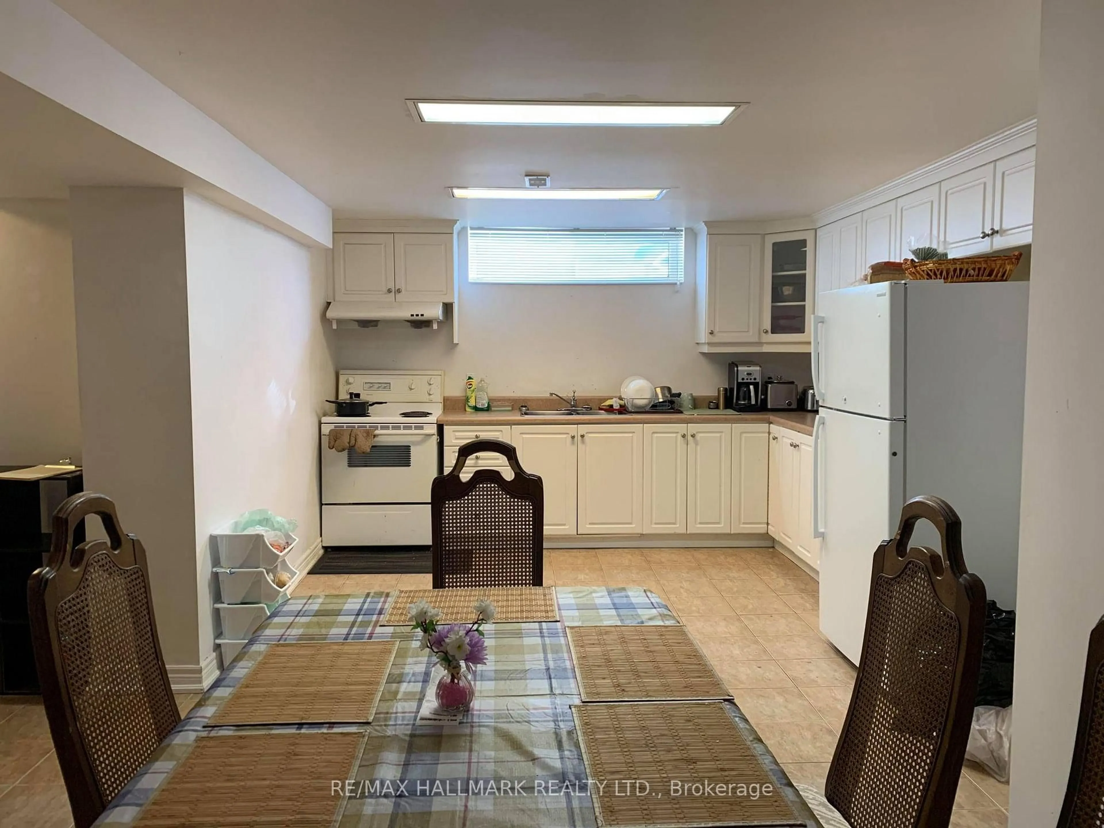 Standard kitchen, unknown for 415 Marybay Cres, Richmond Hill Ontario L4C 2X5