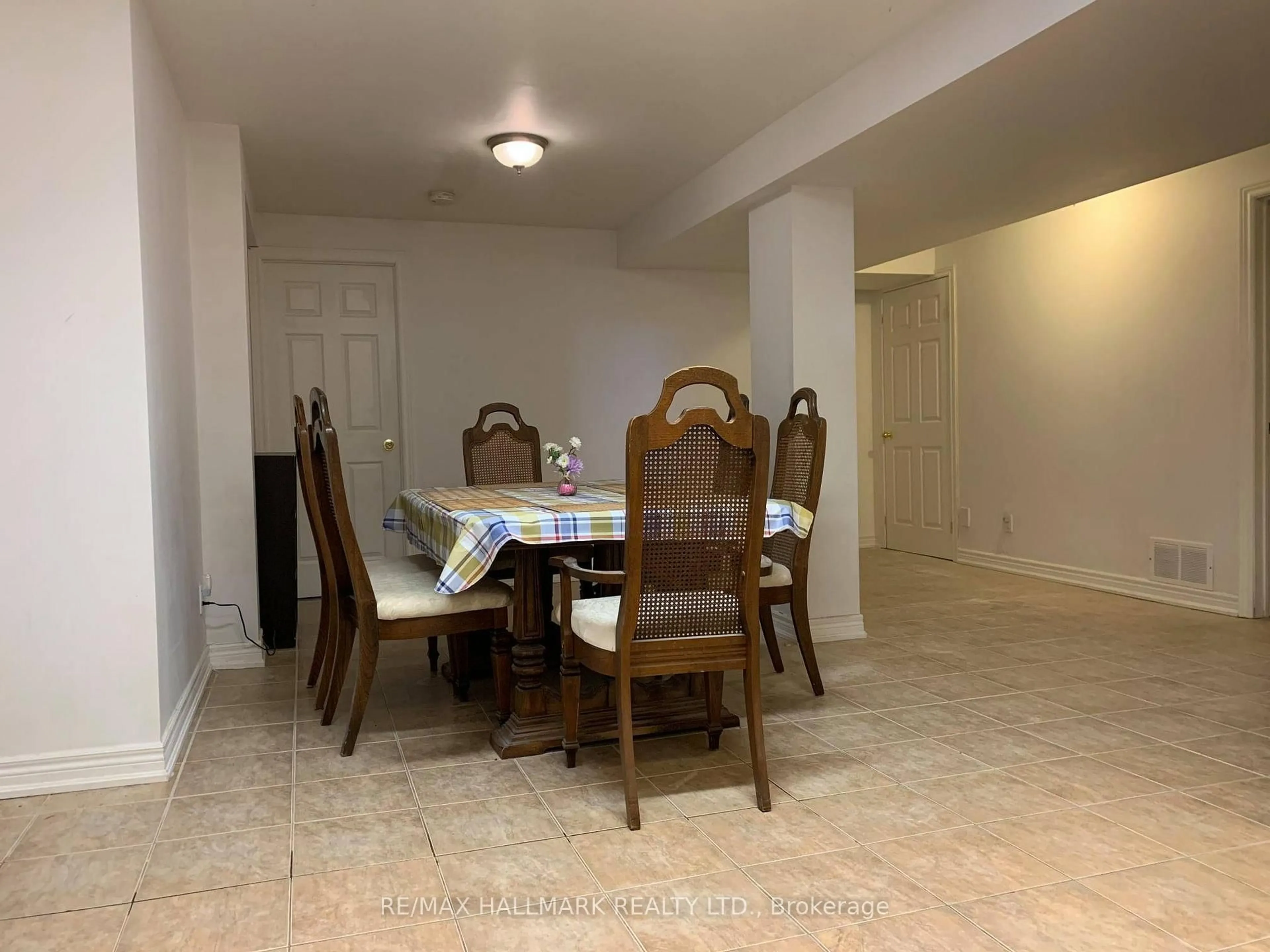 Dining room, ceramic/tile floor for 415 Marybay Cres, Richmond Hill Ontario L4C 2X5
