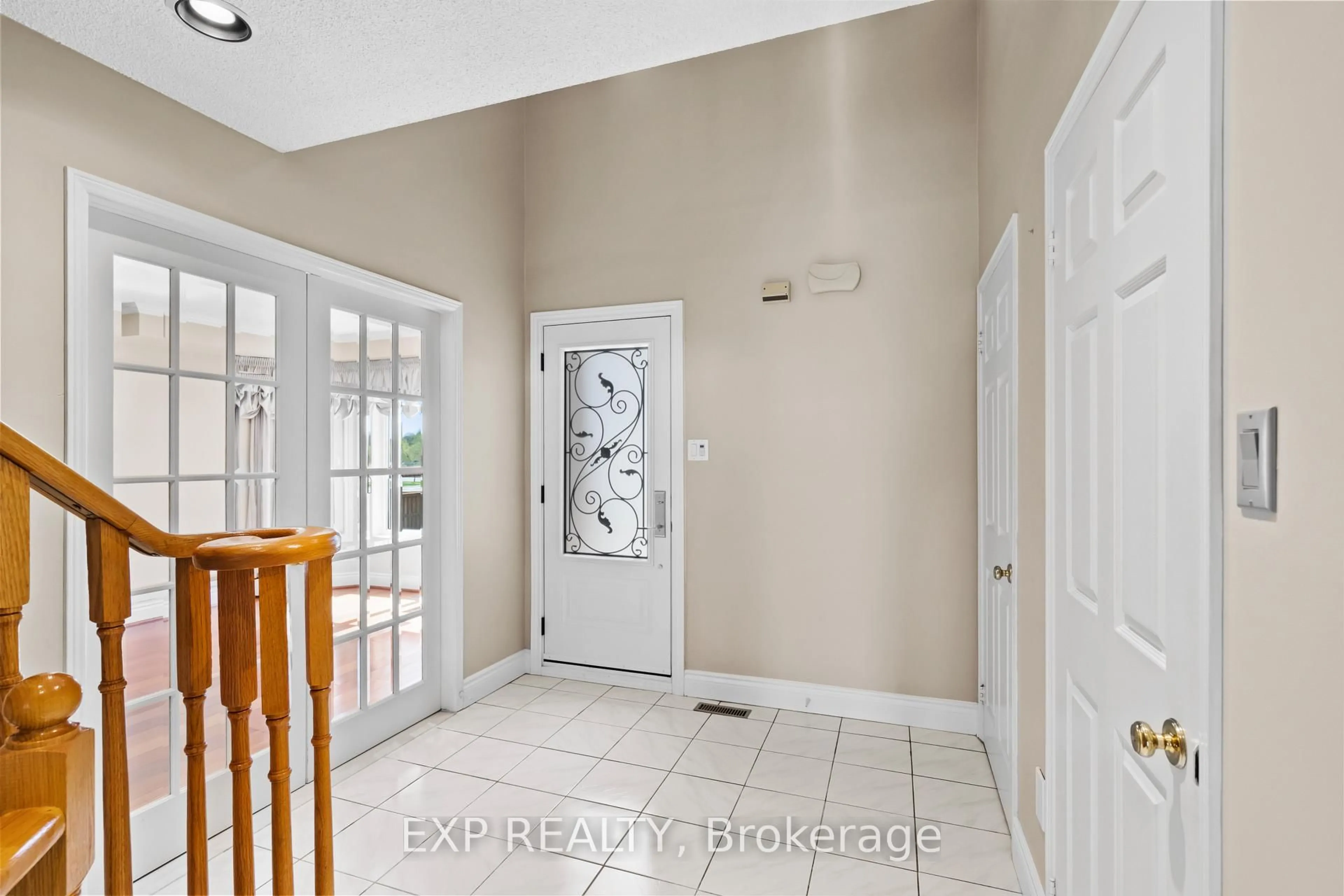 Indoor entryway for 1 Alexis Rd, Markham Ontario L3T 6Z2