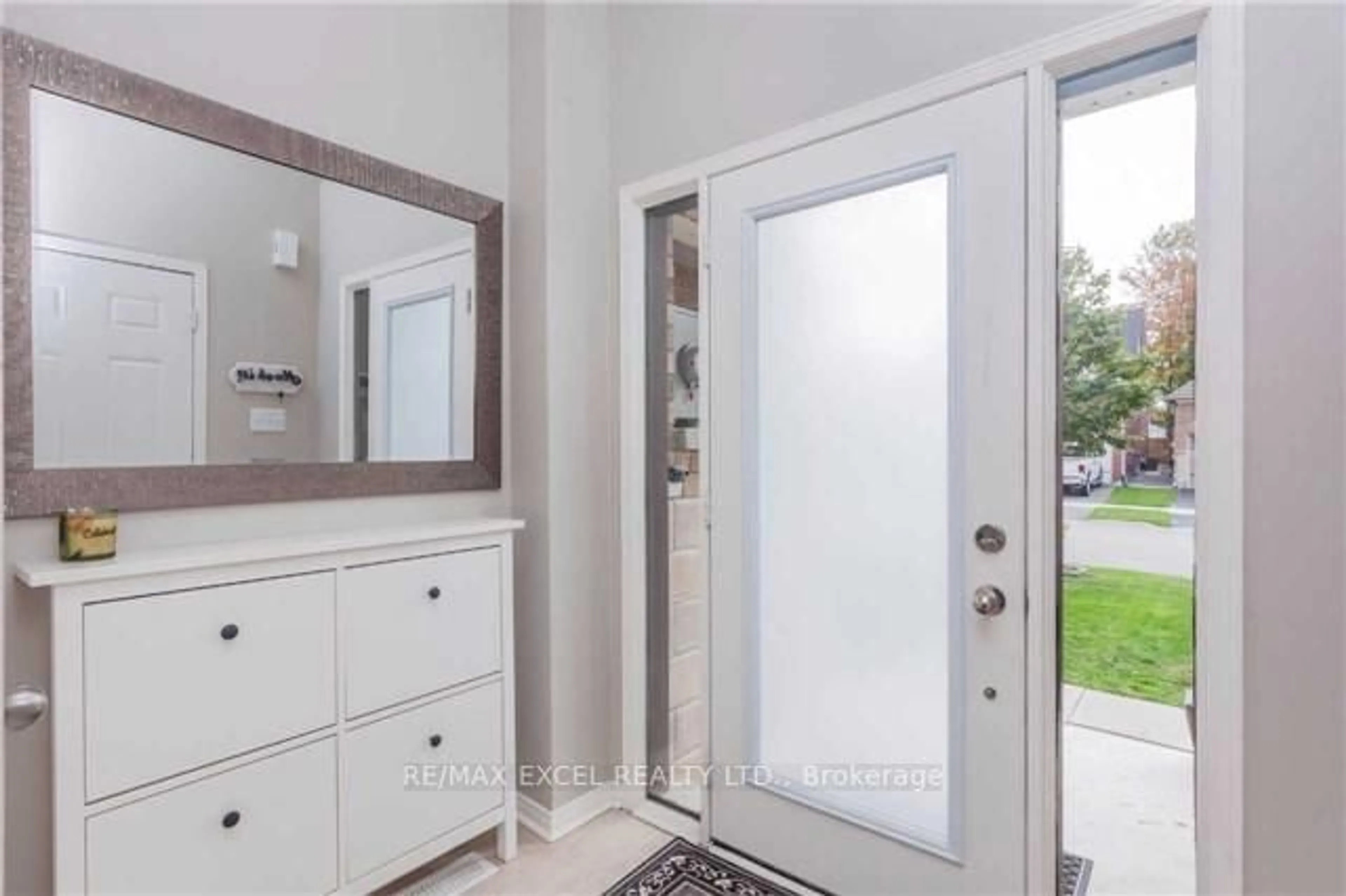 Indoor entryway for 252 Sandale Rd, Whitchurch-Stouffville Ontario L4A 0Y4