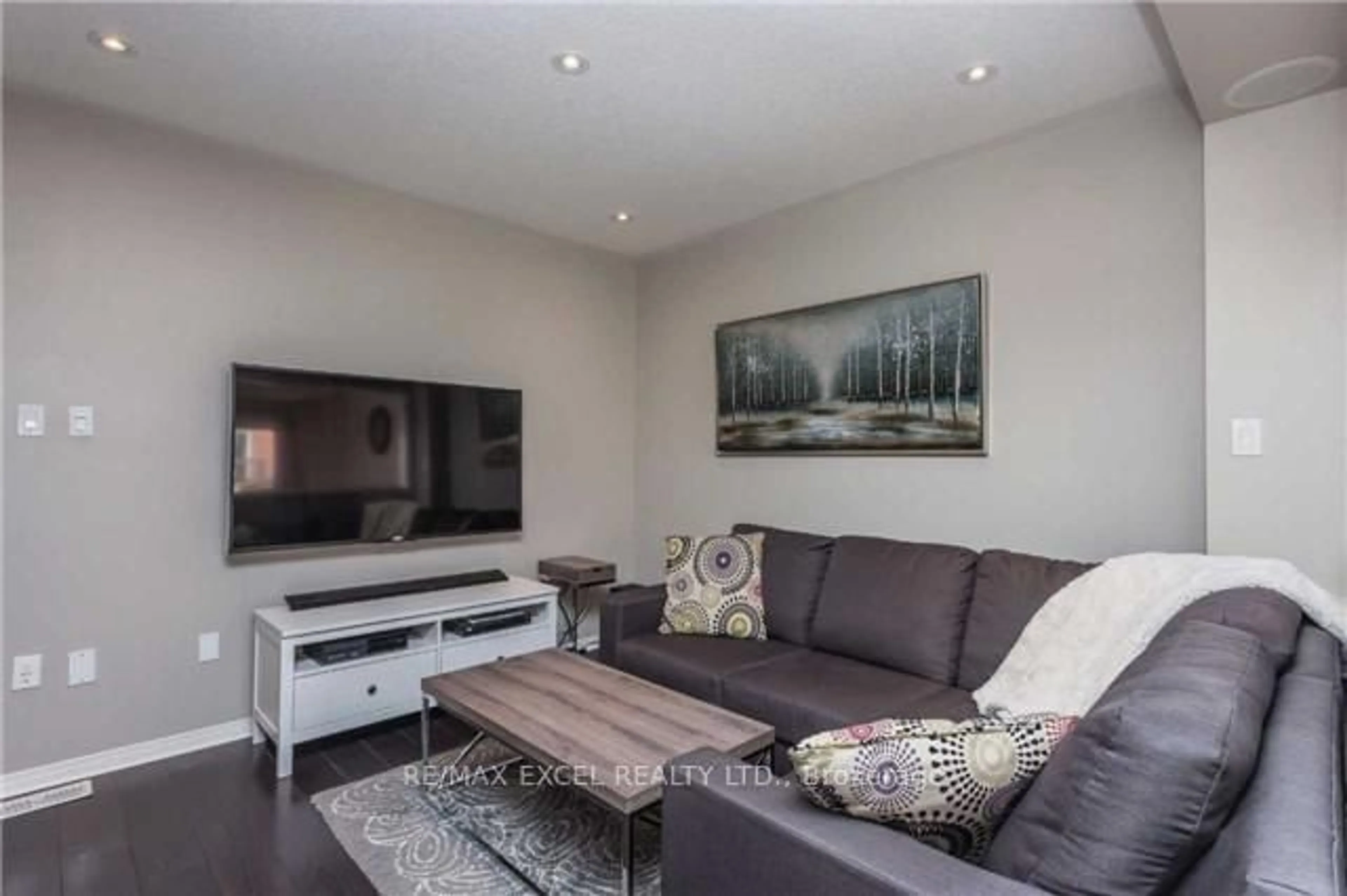 Living room with furniture, wood/laminate floor for 252 Sandale Rd, Whitchurch-Stouffville Ontario L4A 0Y4