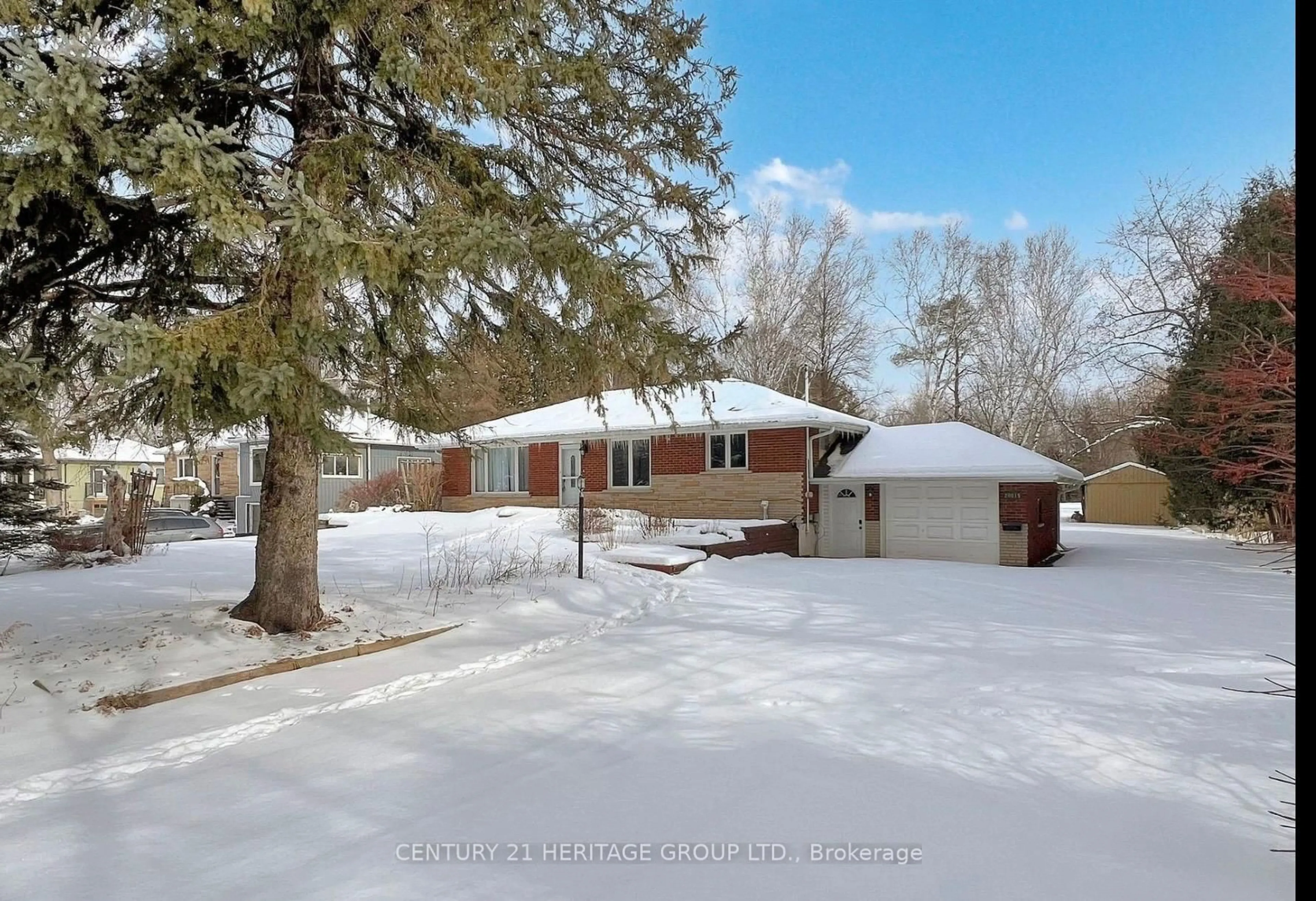 A pic from outside/outdoor area/front of a property/back of a property/a pic from drone, street for 20015 Bathurst St, East Gwillimbury Ontario L9N 1N3
