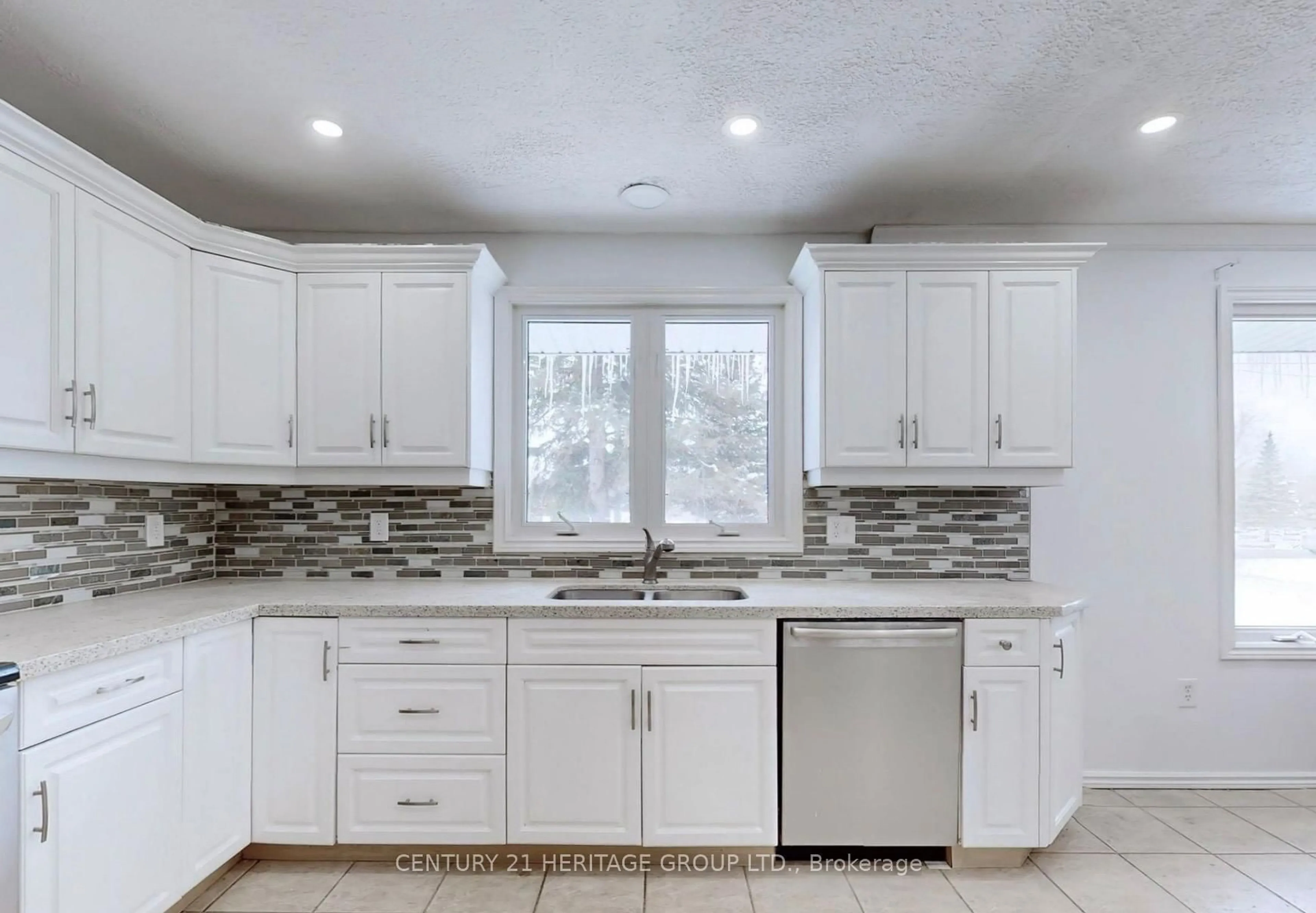 Open concept kitchen, ceramic/tile floor for 20015 Bathurst St, East Gwillimbury Ontario L9N 1N3