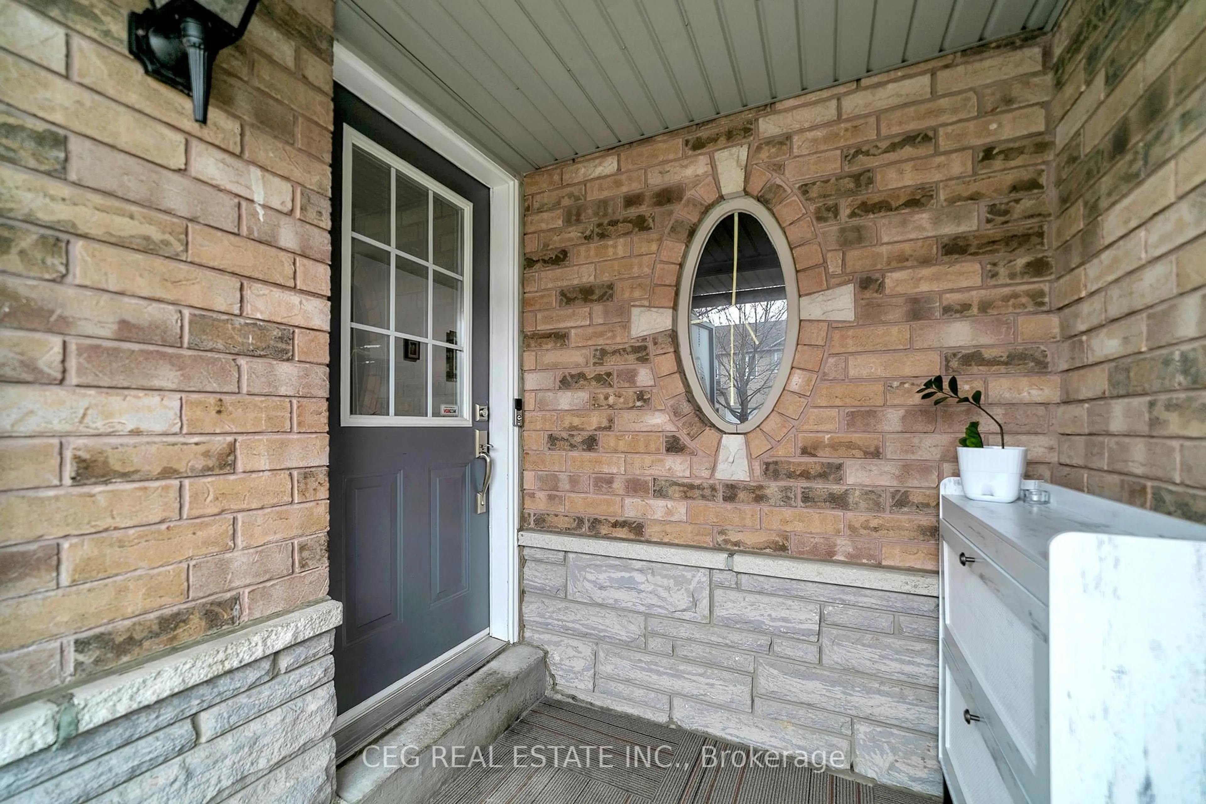 Indoor entryway for 11 Holmwood St, Richmond Hill Ontario L4B 4K4