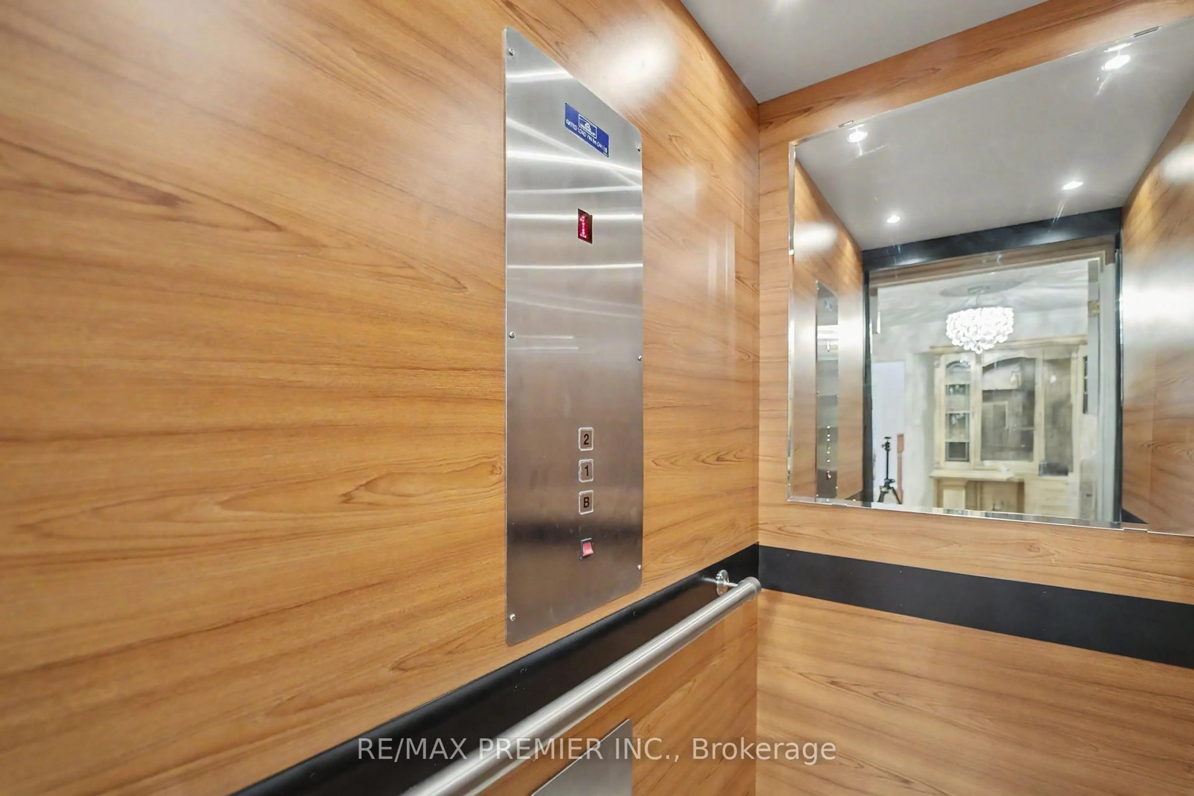 Indoor foyer for 112 Bourbon St, Vaughan Ontario L4L 6Y9