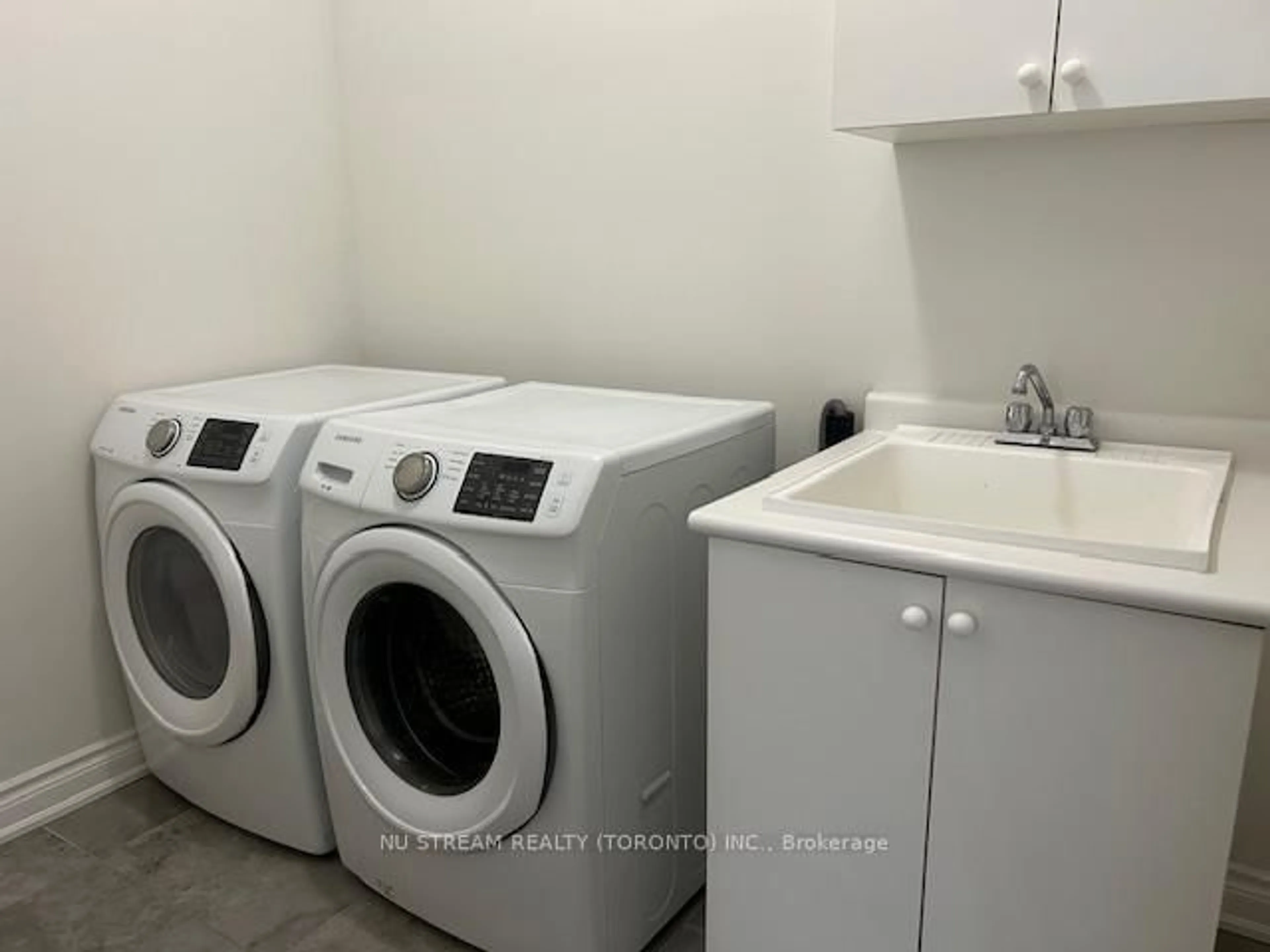 Laundry room for 30 Baleberry Cres, East Gwillimbury Ontario L9N 0P2