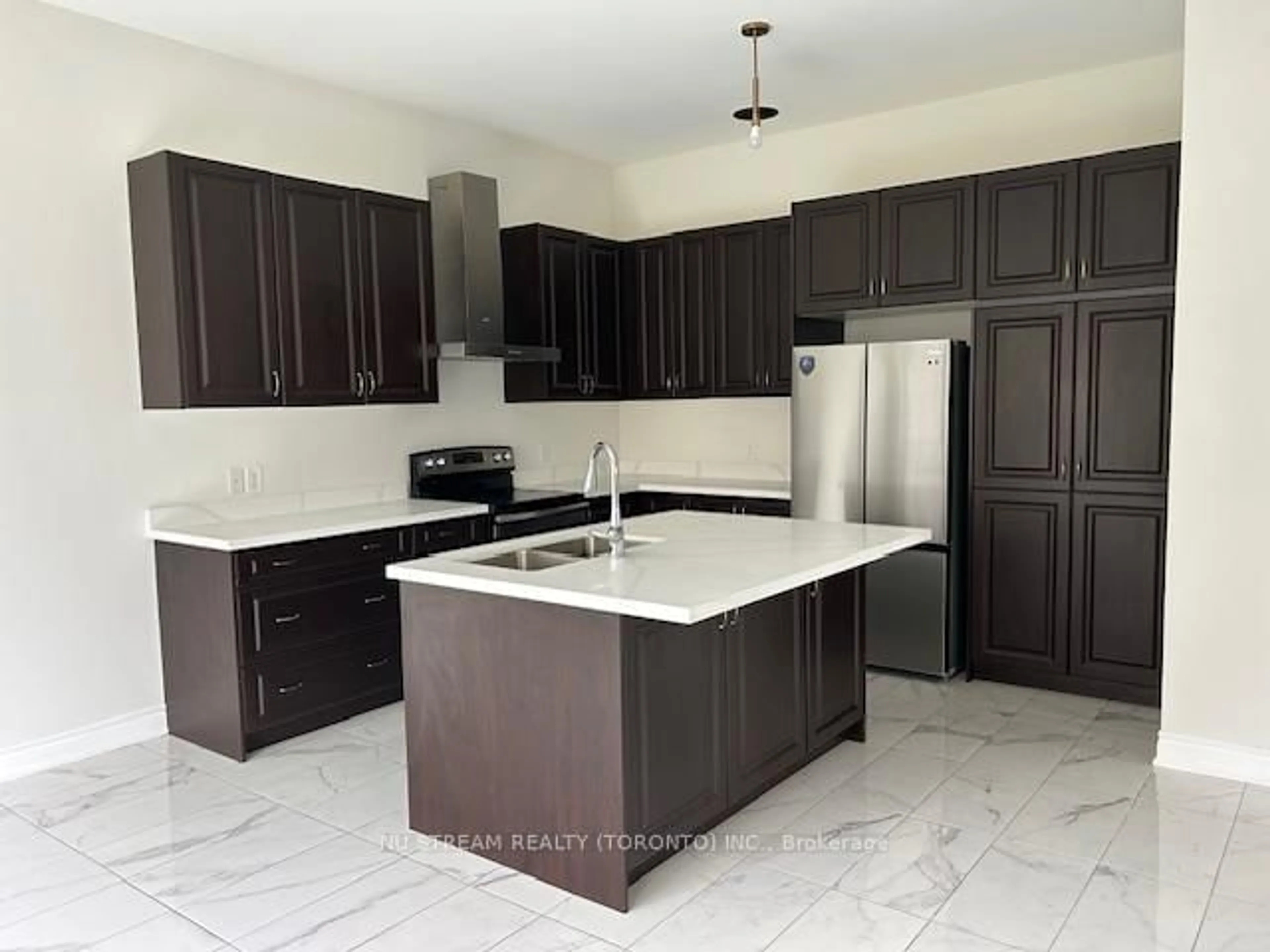 Open concept kitchen, ceramic/tile floor for 30 Baleberry Cres, East Gwillimbury Ontario L9N 0P2