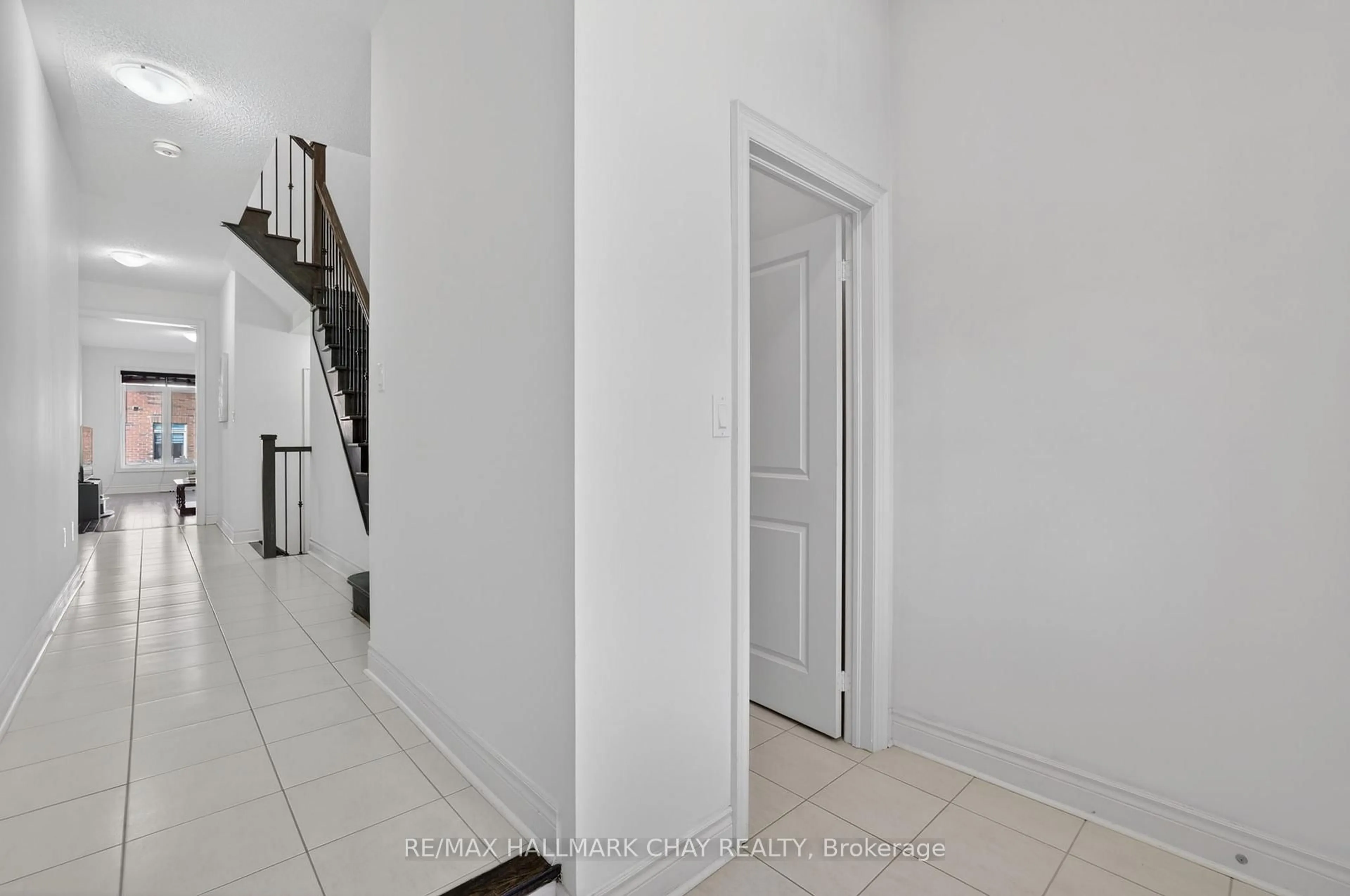 Indoor entryway for 62 Fortis Cres, Bradford West Gwillimbury Ontario L3Z 0W2