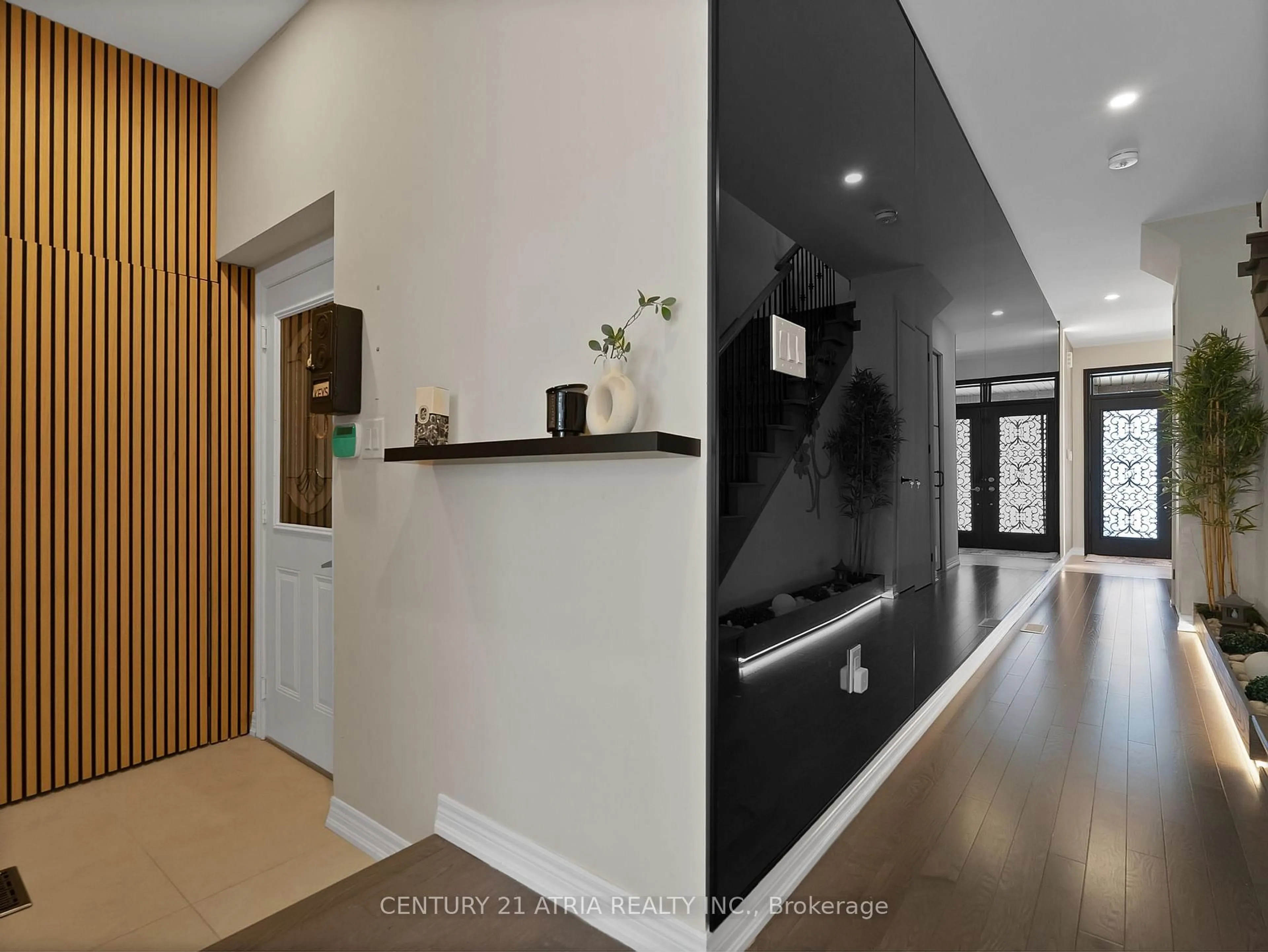 Indoor foyer for 19 Boiton St, Richmond Hill Ontario L4S 0J2