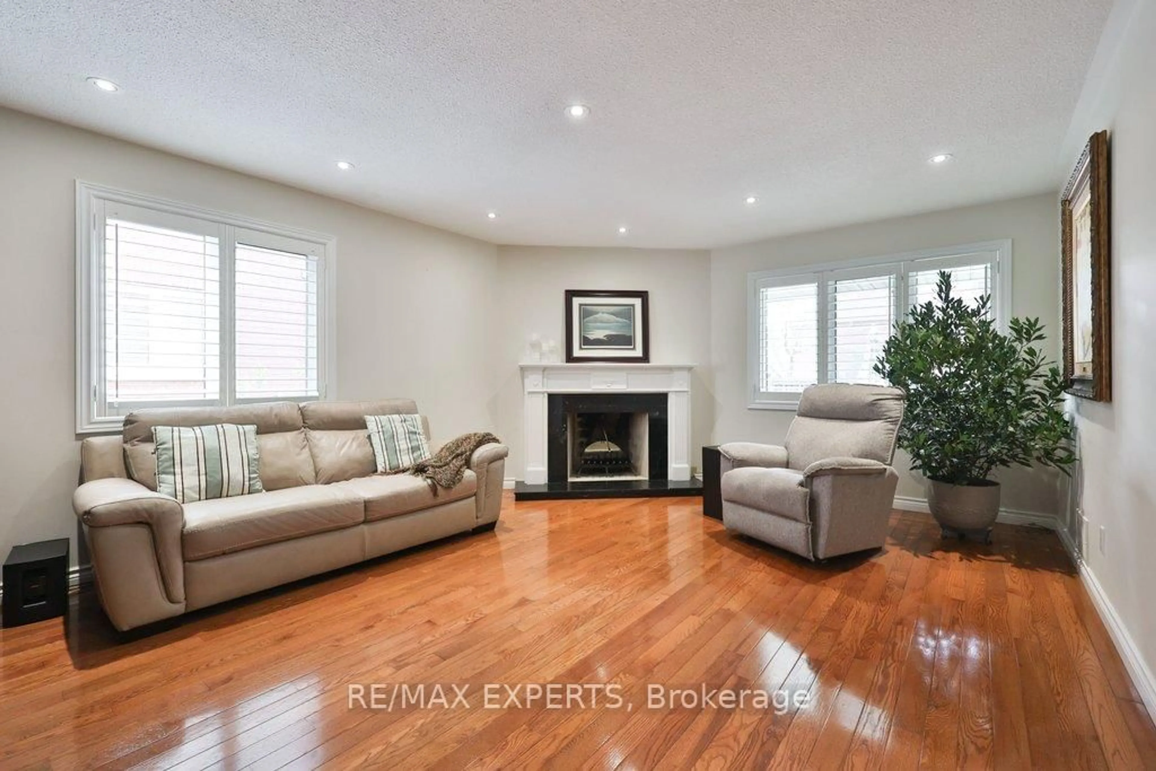 Living room with furniture, wood/laminate floor for 51 Bloomingdale Lane, Vaughan Ontario L4L 6X8