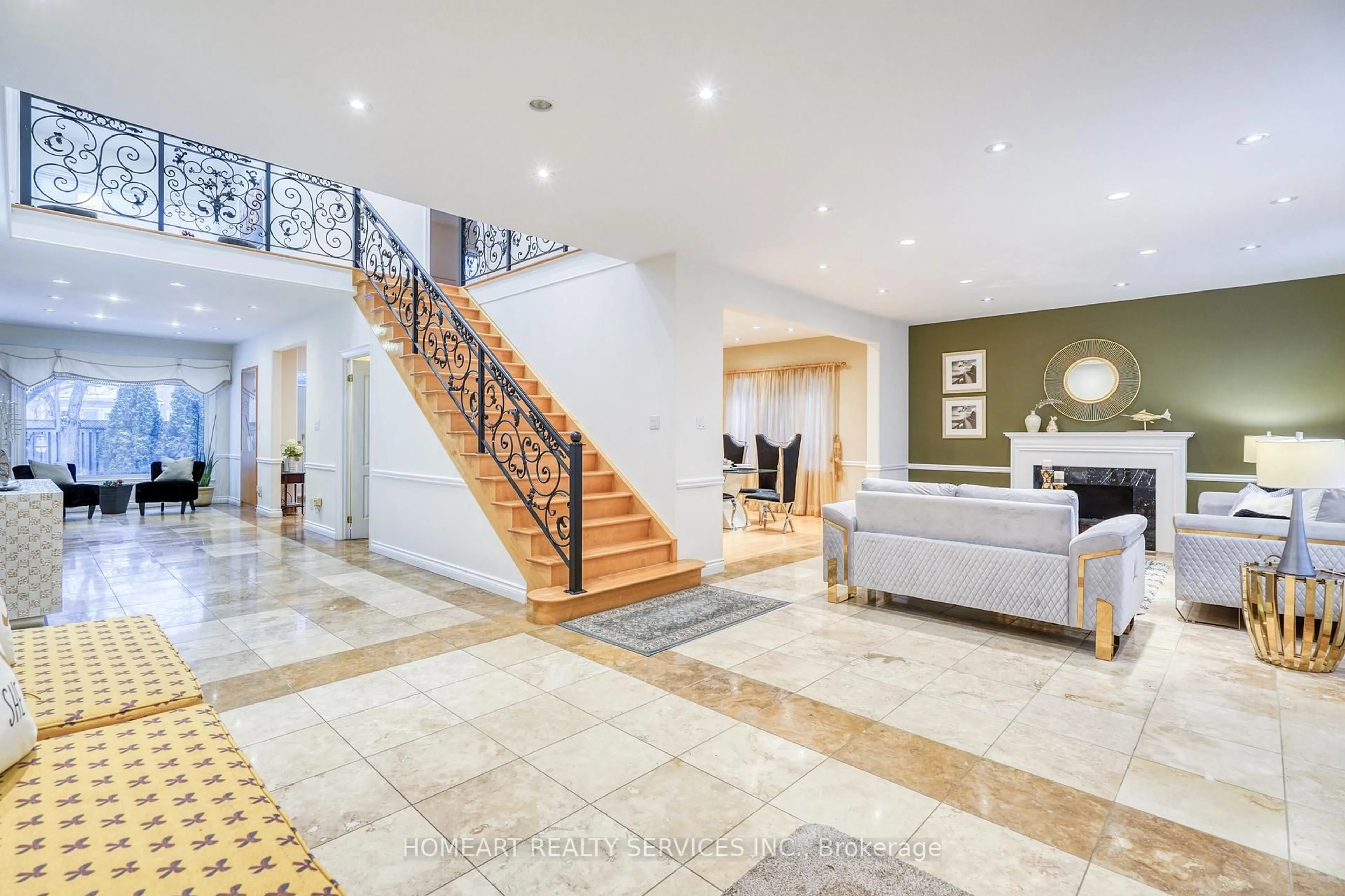 Indoor foyer for 69 Ava Cres, Richmond Hill Ontario L4B 2X5