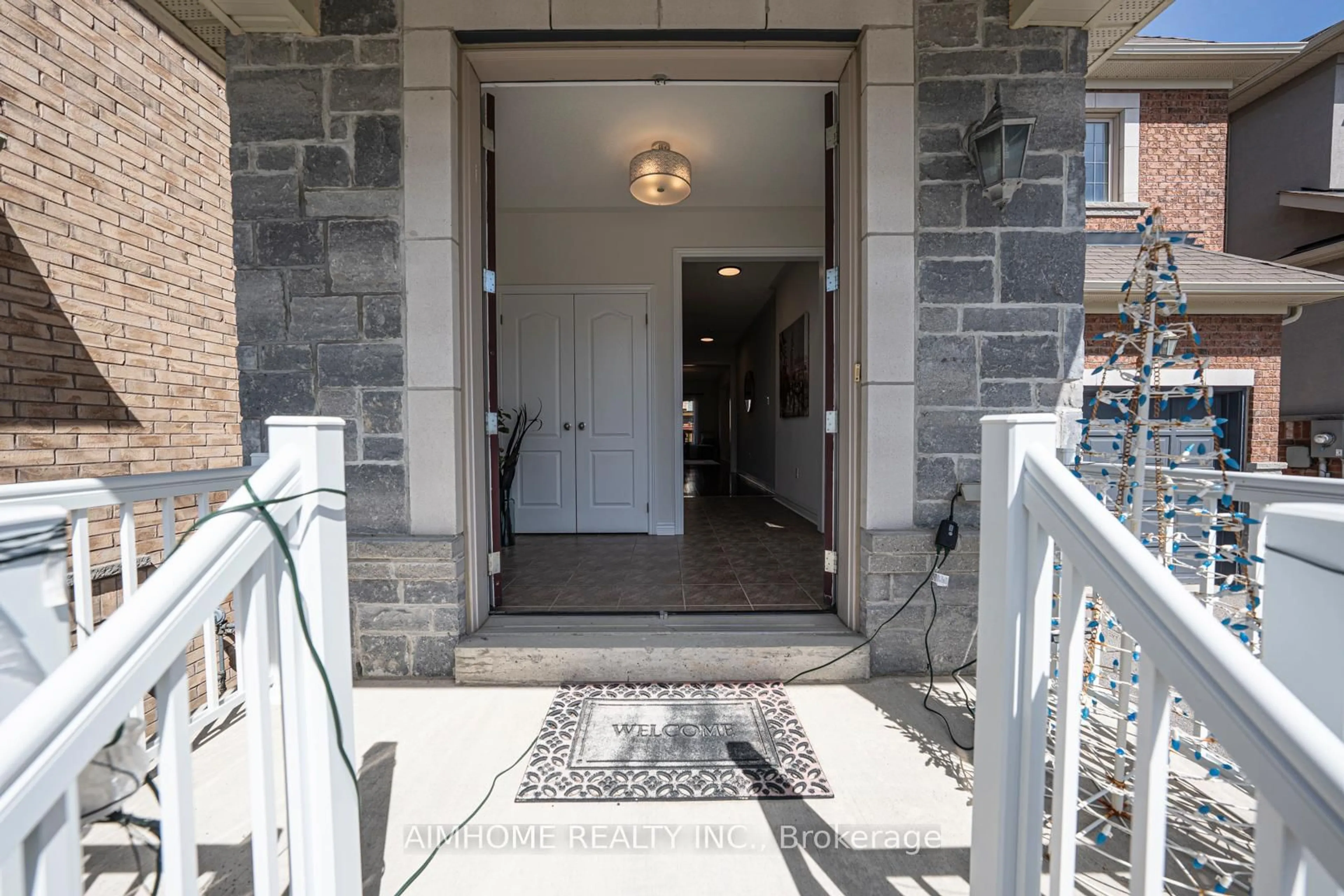 Indoor entryway for 223 Emma Broadbent Crt, Newmarket Ontario L3X 3K8