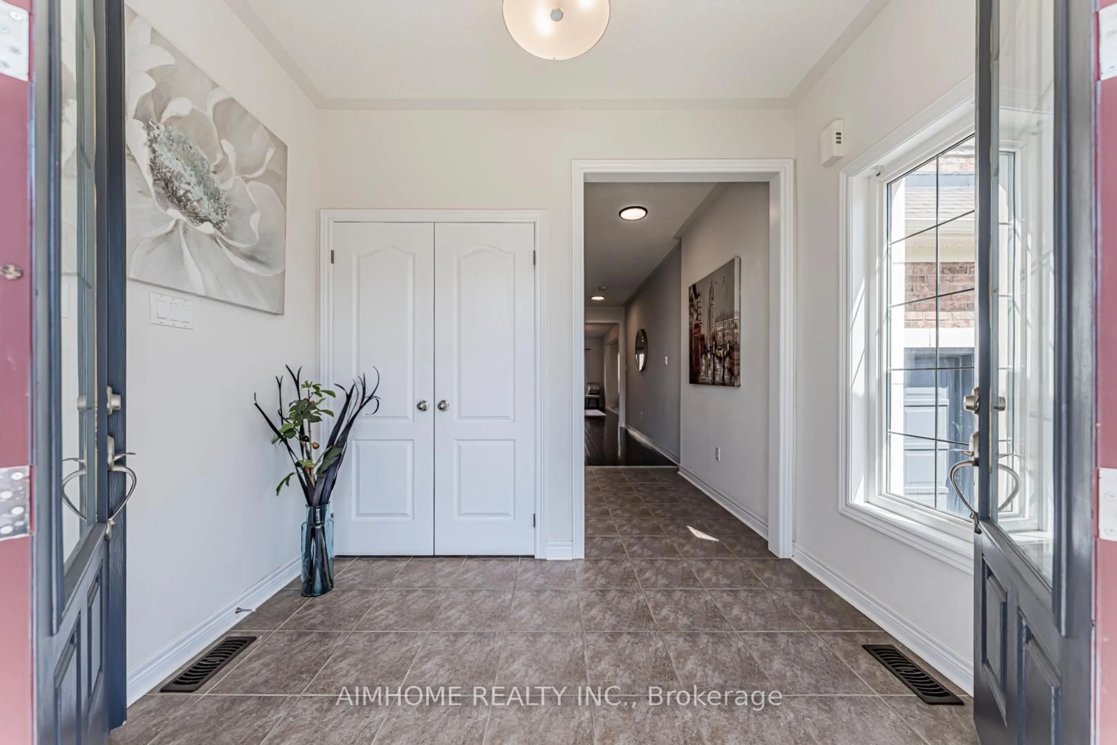 Indoor entryway for 223 Emma Broadbent Crt, Newmarket Ontario L3X 3K8