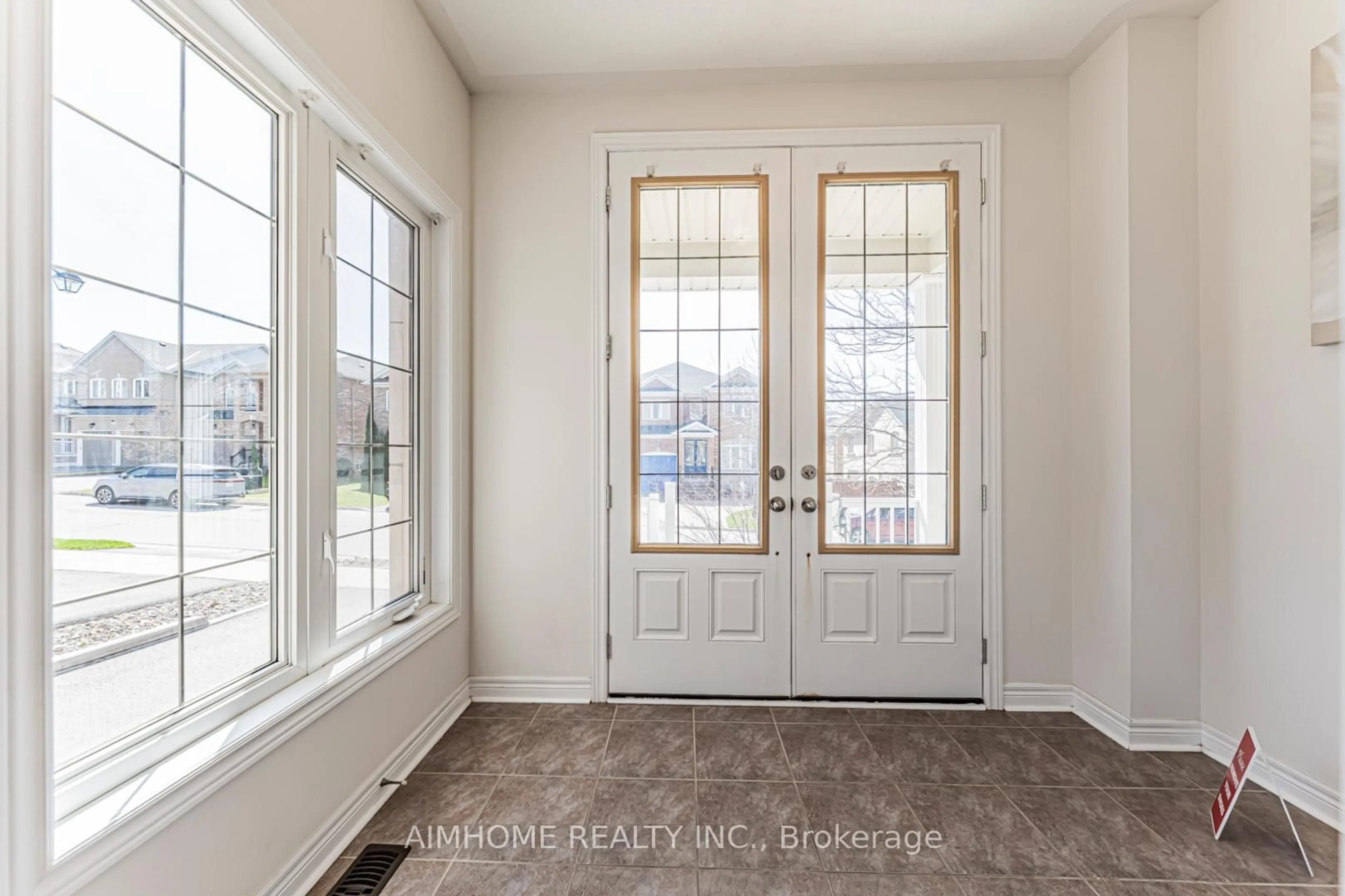 Indoor entryway for 223 Emma Broadbent Crt, Newmarket Ontario L3X 3K8