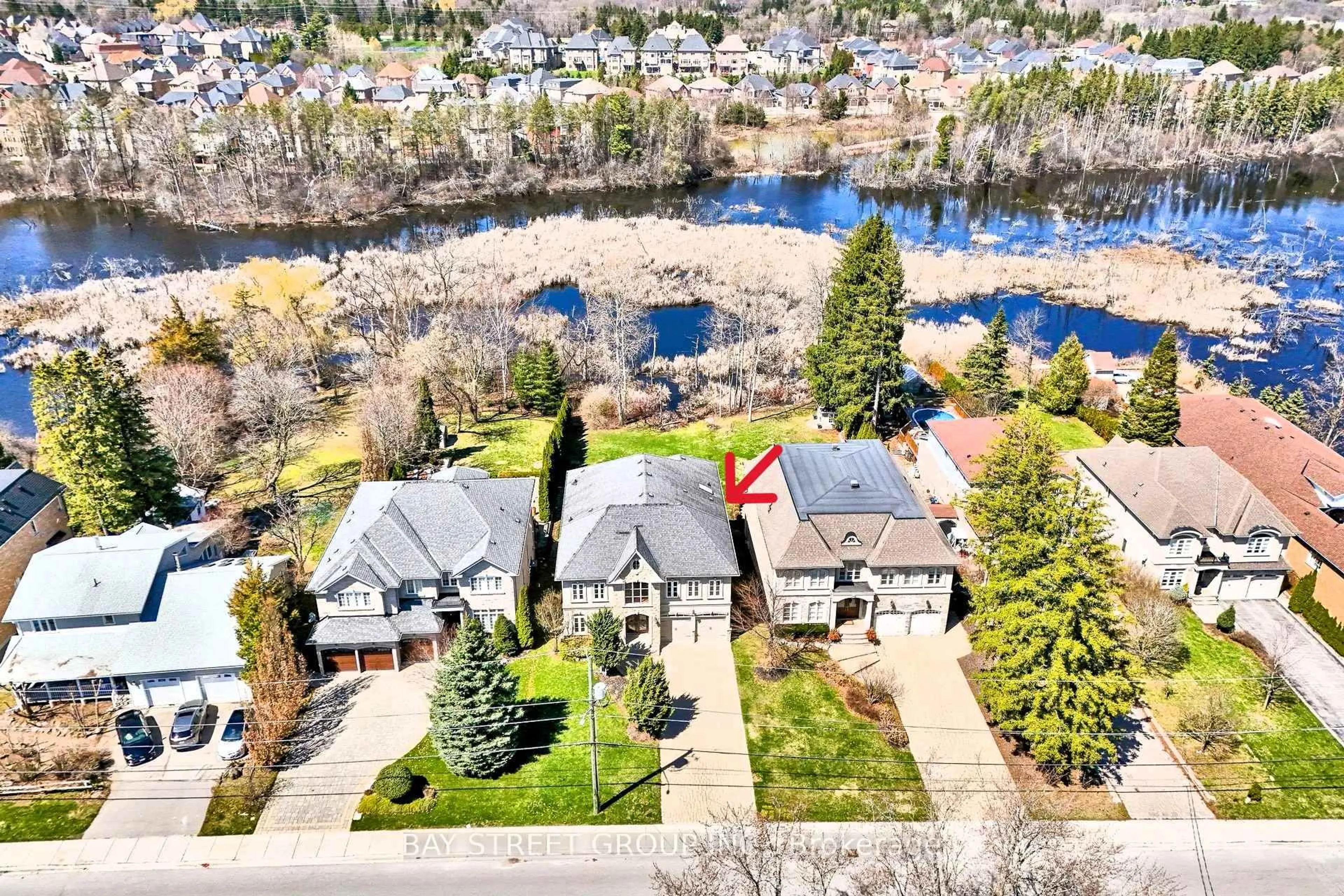 A pic from outside/outdoor area/front of a property/back of a property/a pic from drone, water/lake/river/ocean view for 86 Snively St, Richmond Hill Ontario L4E 3E9