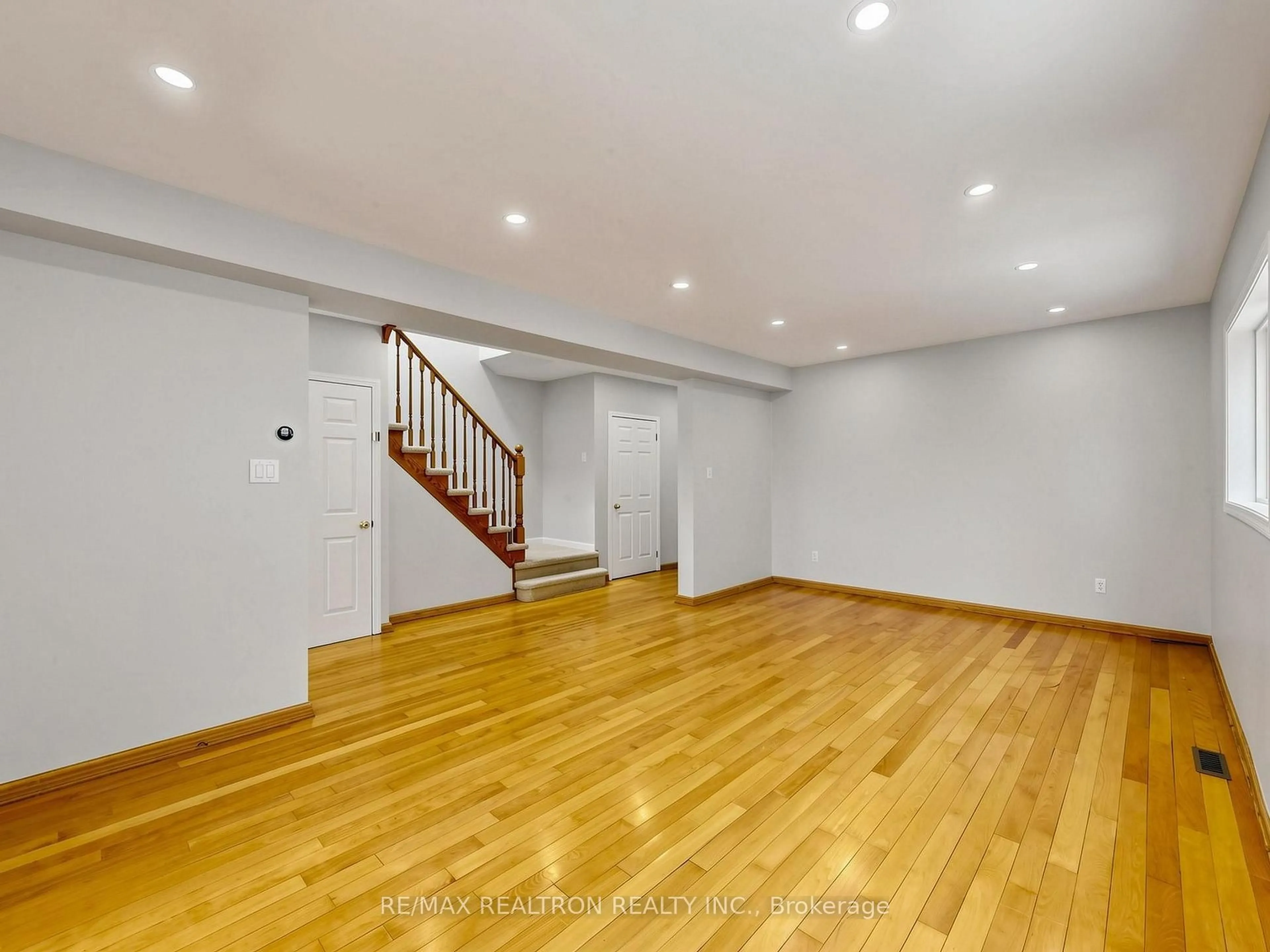 A pic of a room for 810 Stonehaven Ave, Newmarket Ontario L3X 2G2