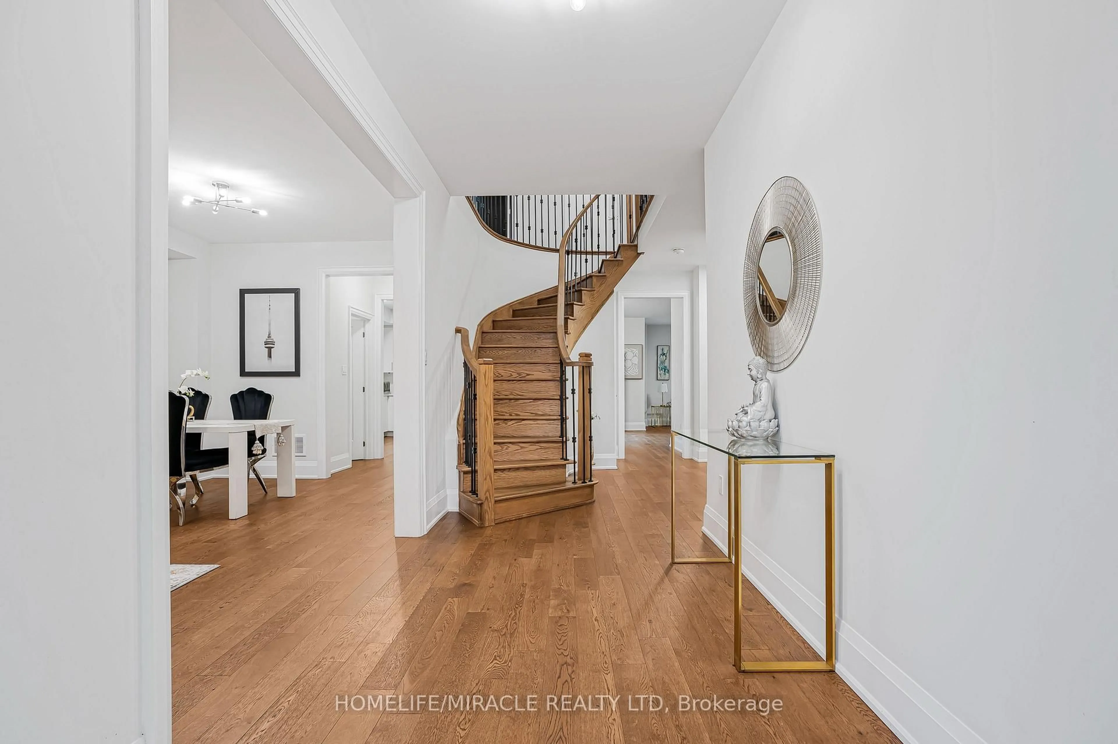 Indoor entryway for 1348 Harrington St, Innisfil Ontario L0L 1W0