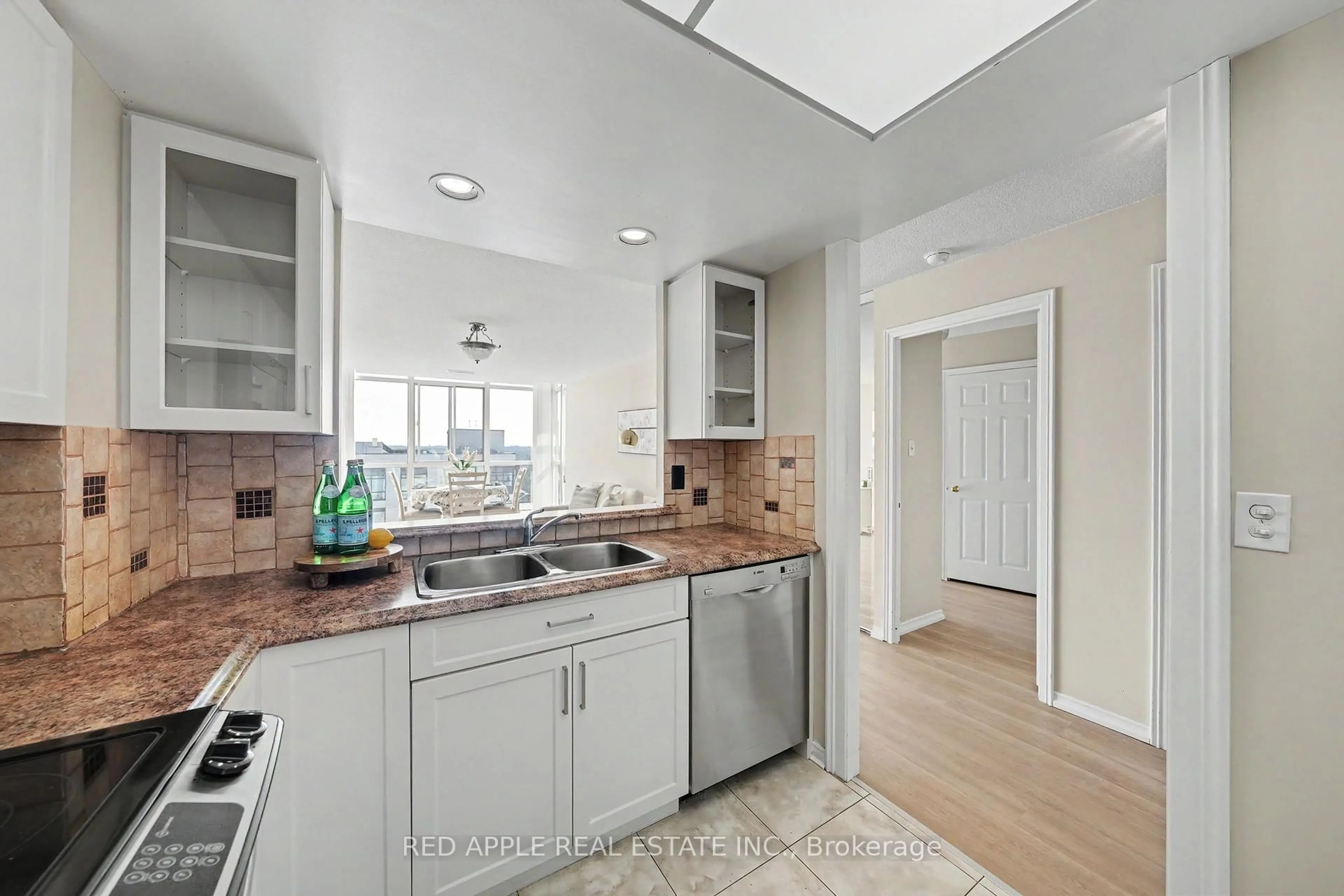 Standard kitchen, ceramic/tile floor for 270 Davis Dr #1106, Newmarket Ontario L3Y 8K2