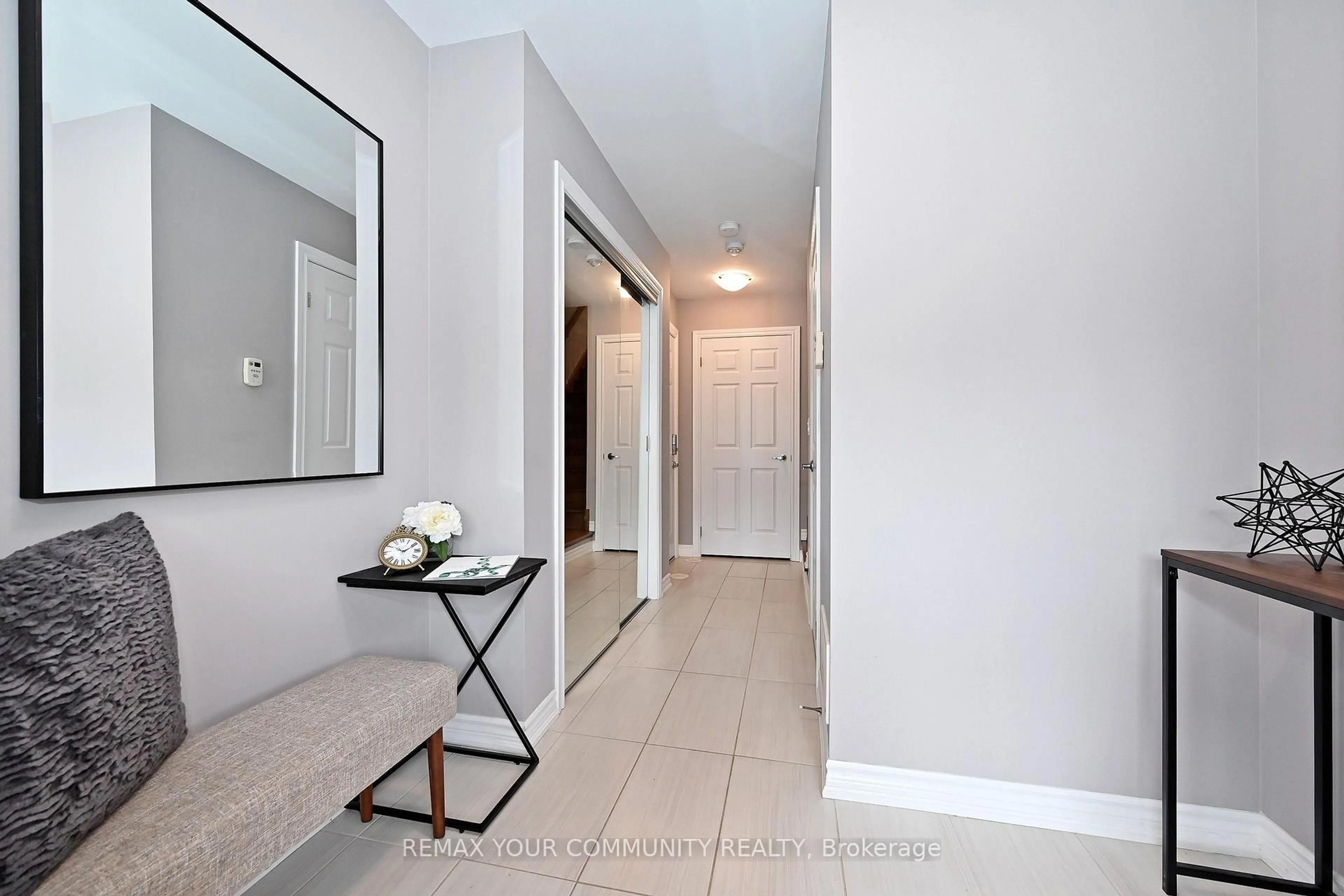 Indoor entryway for 39 Blackpool Lane, East Gwillimbury Ontario L9N 0R7