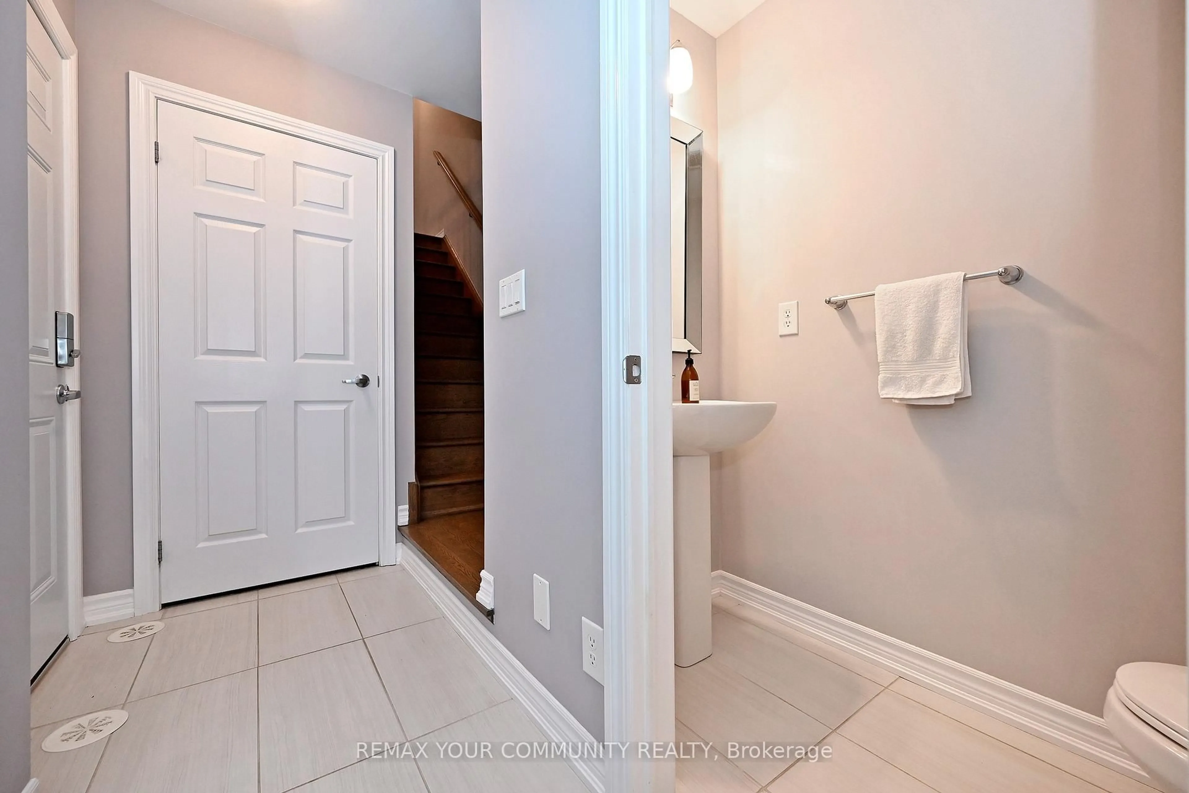 Indoor entryway for 39 Blackpool Lane, East Gwillimbury Ontario L9N 0R7