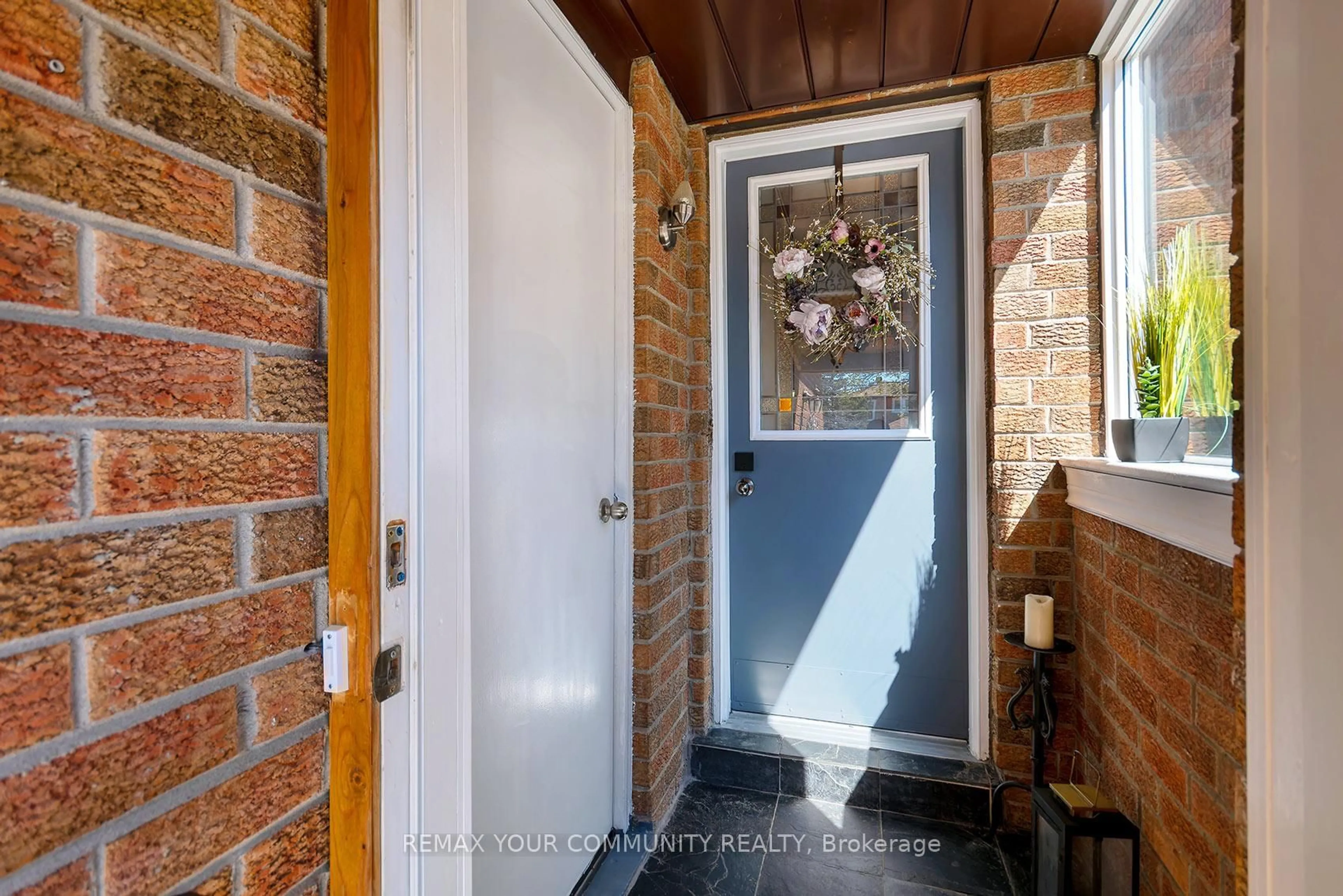 Indoor entryway for 52 Hornchurch Cres, Markham Ontario L3R 7C6