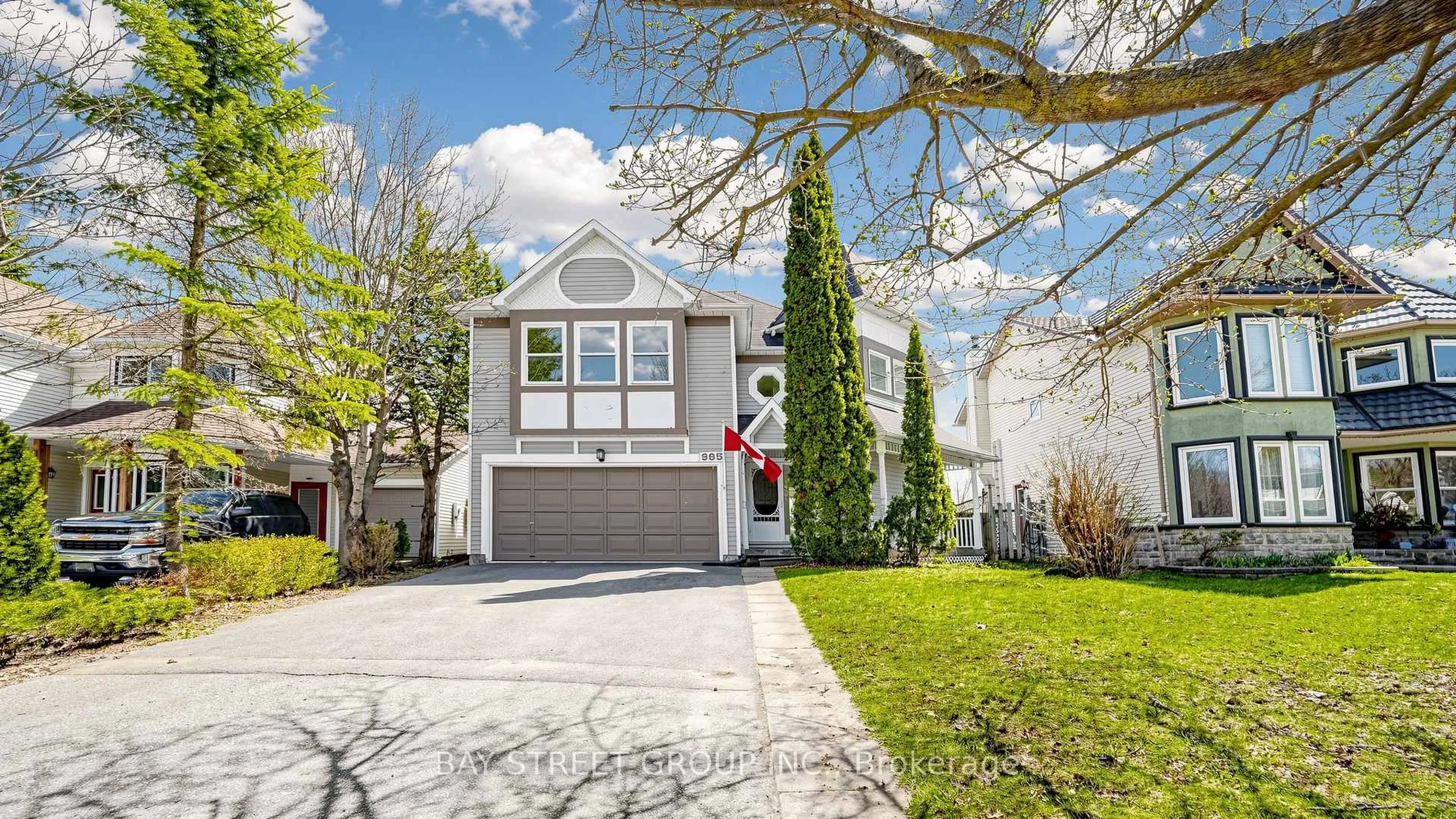 Home with vinyl exterior material, street for 985 Linden St, Innisfil Ontario L9S 1W4
