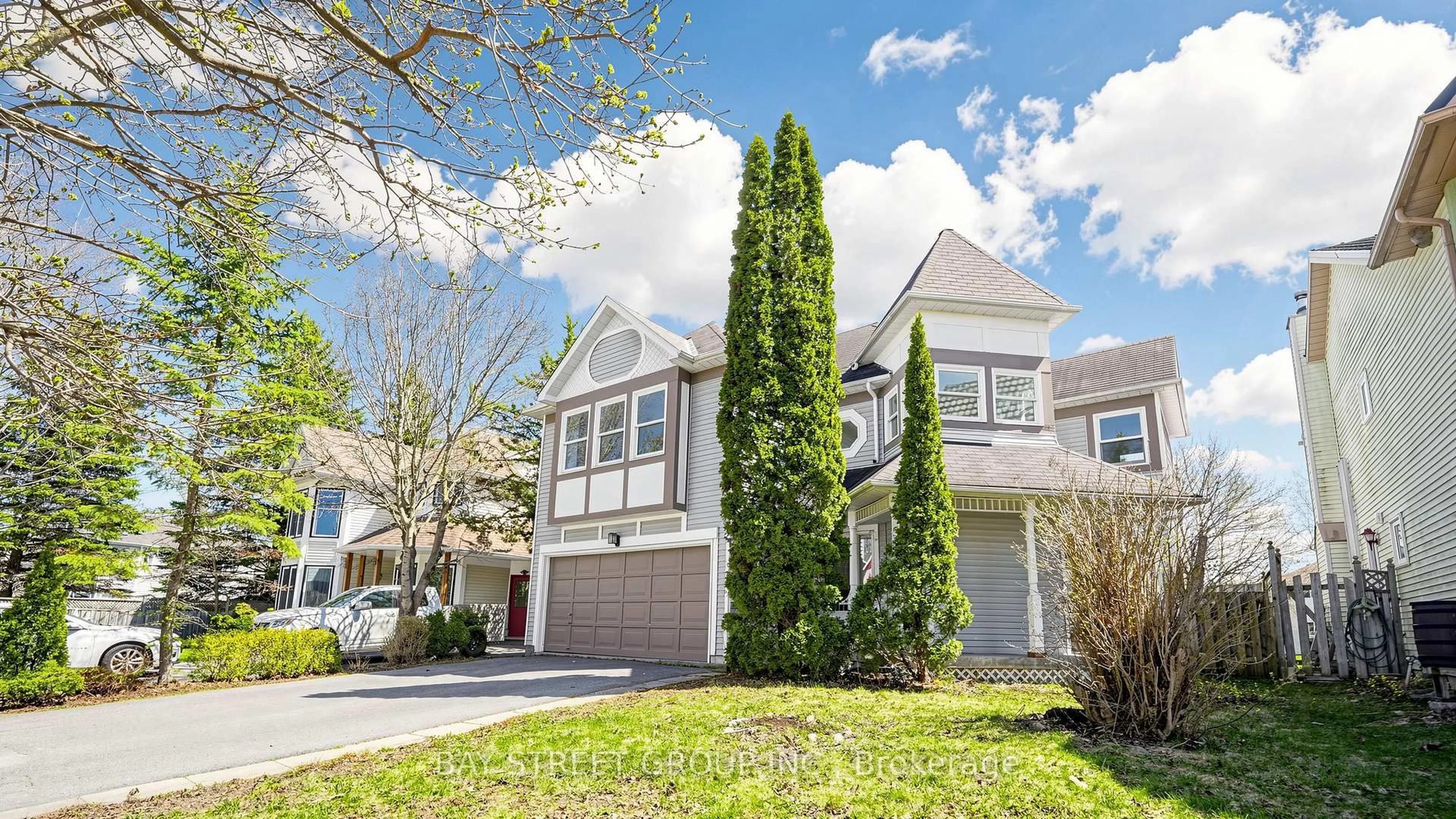 Home with vinyl exterior material, street for 985 Linden St, Innisfil Ontario L9S 1W4
