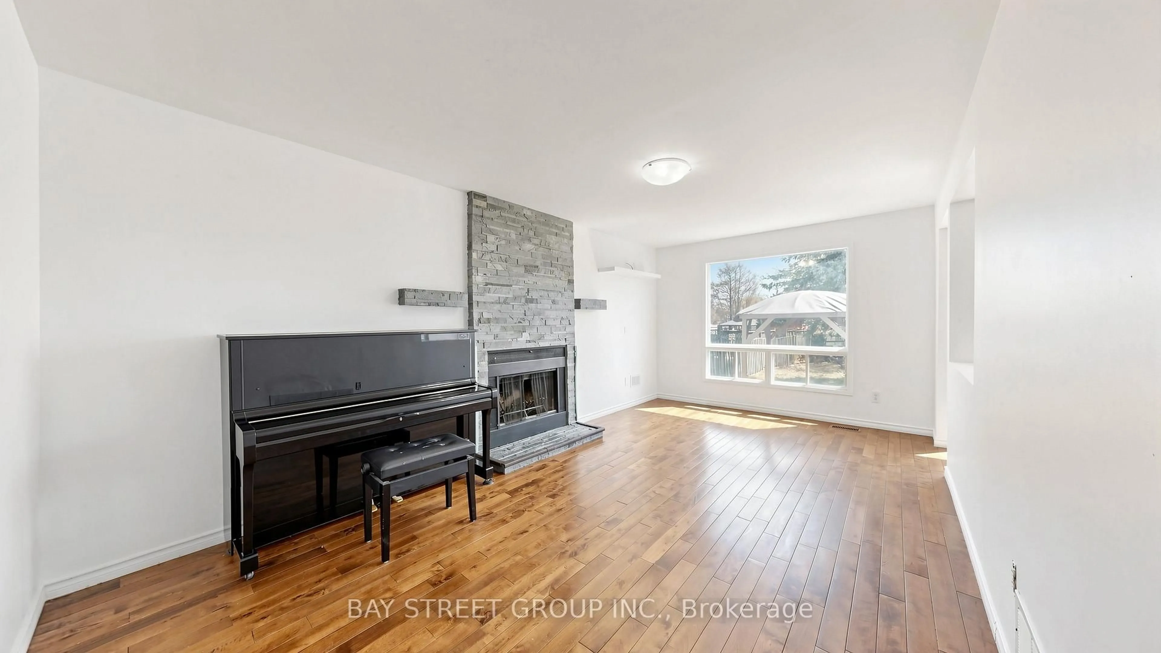 Living room with furniture, wood/laminate floor for 985 Linden St, Innisfil Ontario L9S 1W4
