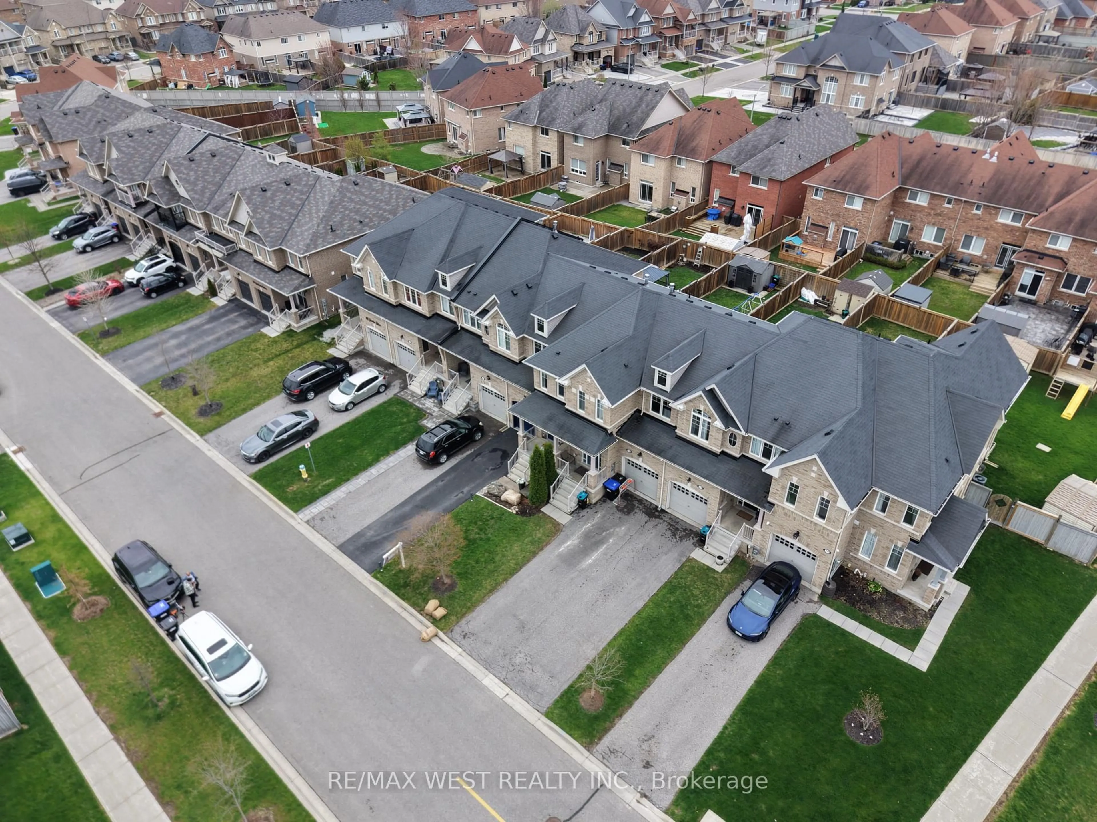 A pic from outside/outdoor area/front of a property/back of a property/a pic from drone, street for 68 Jackson Dr, New Tecumseth Ontario L0G 1W0